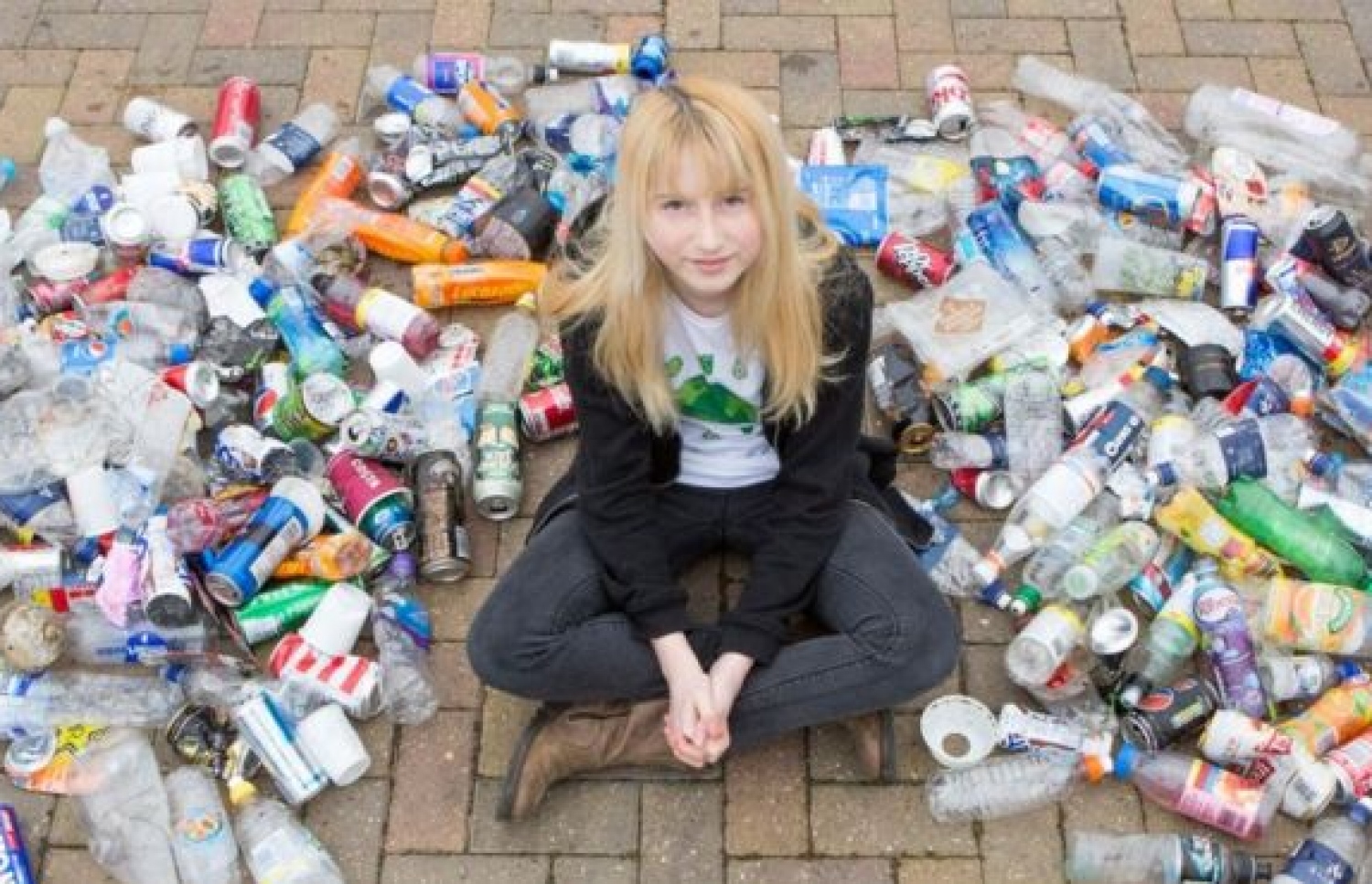 ނާދިއާ އެއްކޮށްފަިއވާ ޕްލާސްޓިކް ފުޅިތަކަކާ އެކު.