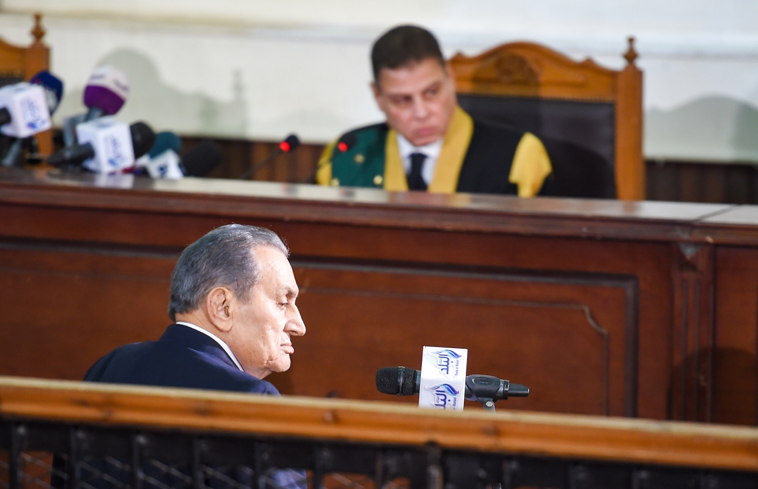 މިސްރުގެ ކުރީގެ ރައީސް ހުސްނީ މުބާރަކް އިއްޔެ ކޯޓުގައި. --ފޮޓޯ:އޭއެފްޕީ