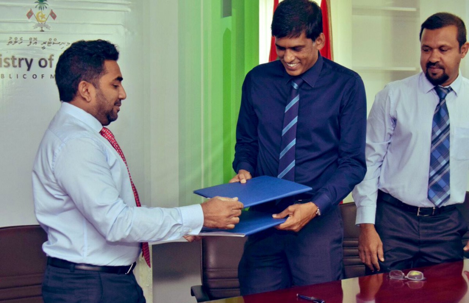 ކުޅުދުއްފުށި ރީޖަނަލް ހޮސްޕިޓަލްގެ އެޕޮއިންޓް ސިސްޓަމް ވަރުގަދަ ކުރުމުގެ އެއްބަސްވުމުގައި ހެލްތު މިނިސްޓަރު އަމީން ދިރާގާ އެކު އިއްޔެ ސޮއިކުރެއްވުމަށް ފަހު އެއްބަސްވުން ބަދަލުކުރައްވަނީ.---ފޮޓޯ: ހެލްތު މިނިސްޓްރީ