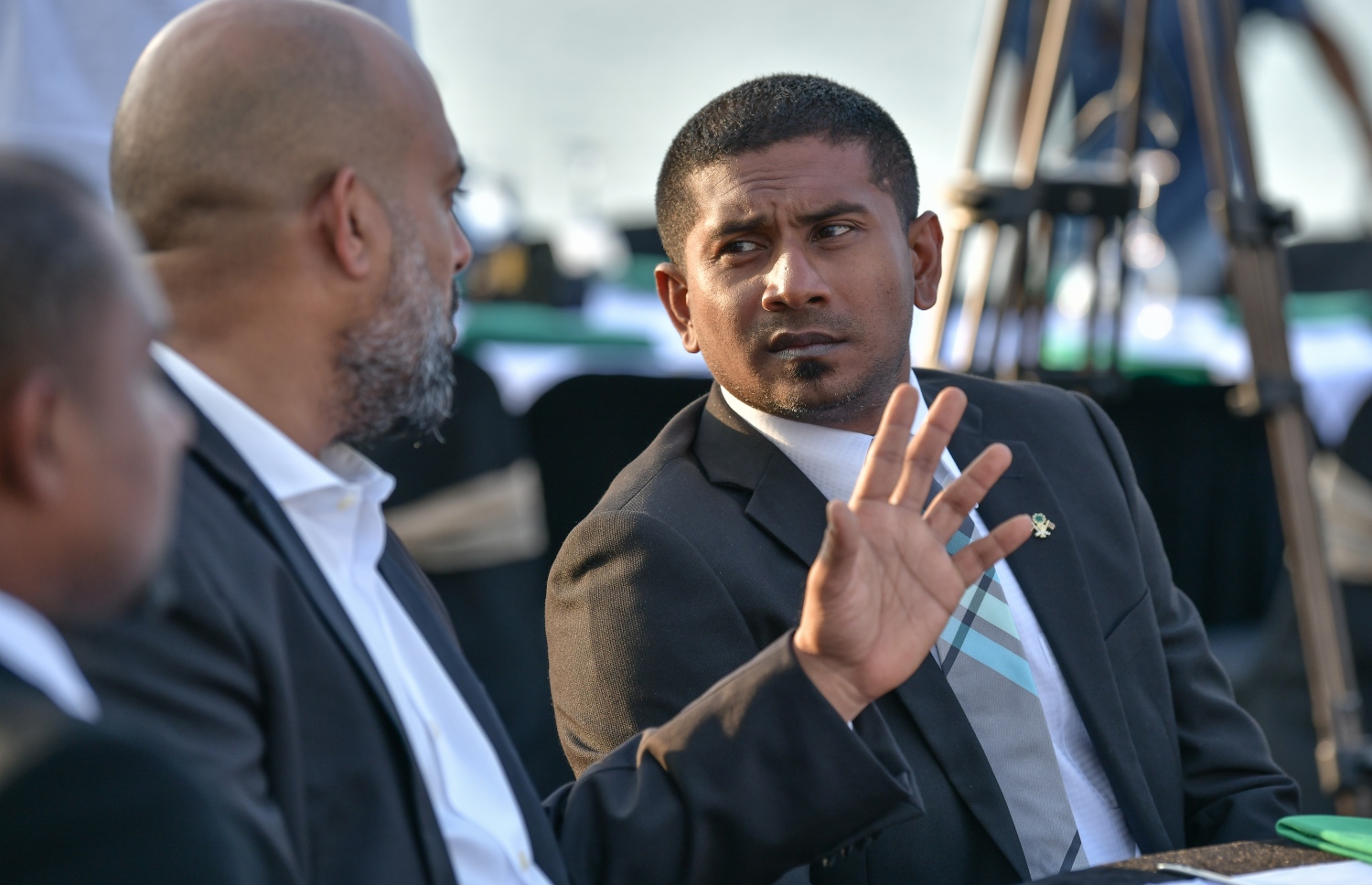 އެފްއޭއެމްގެ އެވޯޑް ހަފްލާގެ ތެރެއިން ސްޕޯޓްސް މިނިސްޓަރު މަހުލޫފް (ކ) އާއި އޮލިމްޕިކް ކޮމިޓީގެ ރައީސް ޝަވީދު --. ފޮޓޯ: ނިޝާން އަލީ/މިހާރު