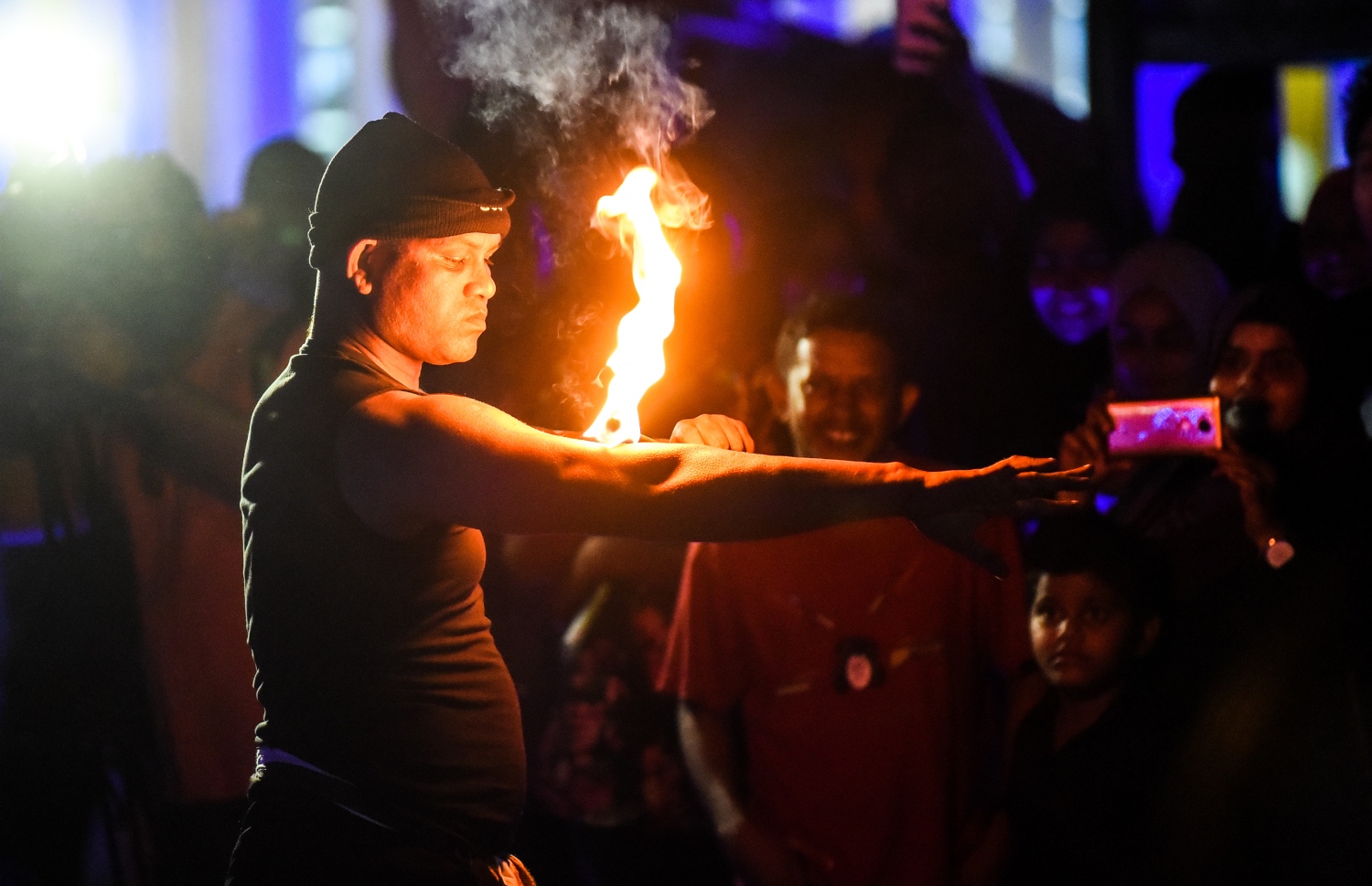 މާލެ: ޑިސެމްބަރު 28، 2018- "ހަފްތާ ރެސް" ފެށުމަށް ޓަކައި ބޭއްވި އަލިފާނުގެ ކުޅިވަރު،----ފޮޓޯ: އަހުމަދު ނިޝާތު/ މިހާރު