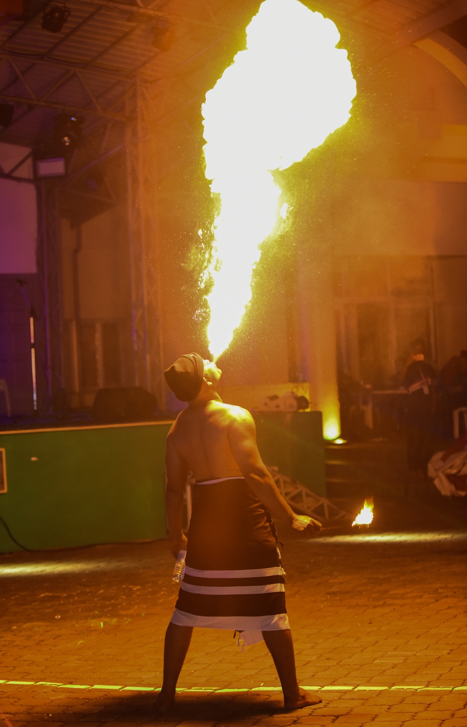 މާލެ: ޑިސެމްބަރު 28، 2018- "ހަފްތާ ރެސް" ފެށުމަށް ޓަކައި ބޭއްވި އަލިފާނުގެ ކުޅިވަރު،----ފޮޓޯ: އަހުމަދު ނިޝާތު/ މިހާރު