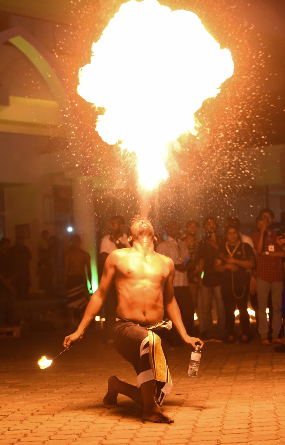 މާލެ: ޑިސެމްބަރު 28، 2018- "ހަފްތާ ރެސް" ފެށުމަށް ޓަކައި ބޭއްވި އަލިފާނުގެ ކުޅިވަރު،----ފޮޓޯ: އަހުމަދު ނިޝާތު/ މިހާރު