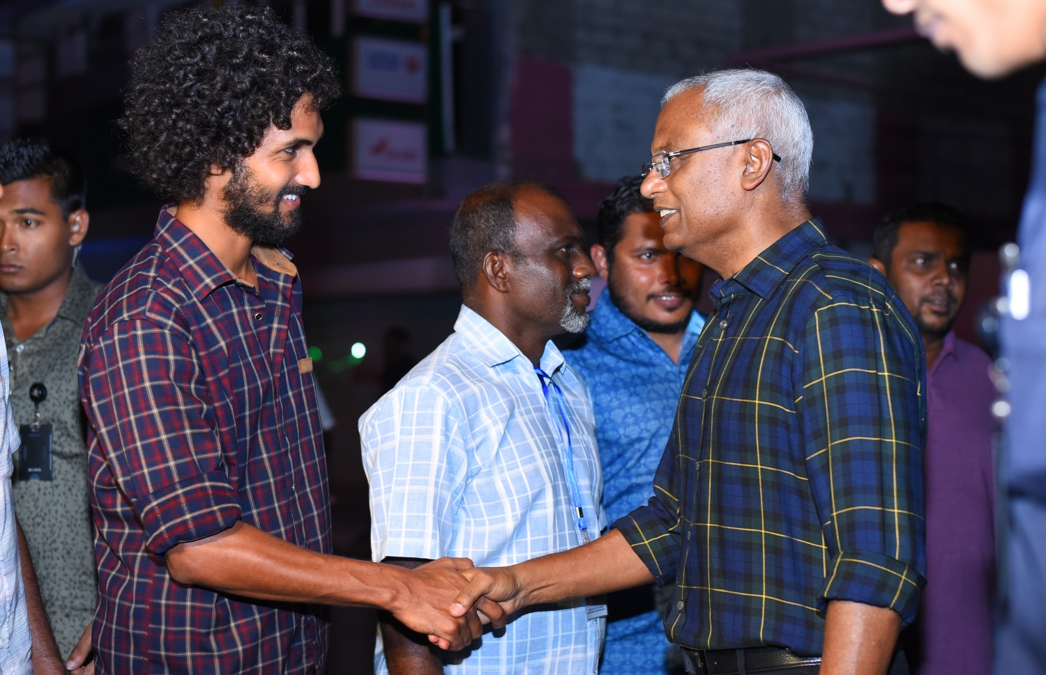 މާލެ: ޑިސެމްބަރު 28، 2018- ޒުވާނުންގެ ހުނަރާއި ވިޔަފާރީގެ ހަރަކާތްތައް އެކުލެވޭ "ހަފްތާ ރެސް" ބައްލަވާލެއްވުމަށް ރައީސް އިބްރާހިމް މުހަންމަދު ސޯލިހު ވަޑައިގެން އާންމުންނާ ސަލާމް ކުރައްވަނީ،----ފޮޓޯ: އަހުމަދު ނިޝާތު/މިހާރު