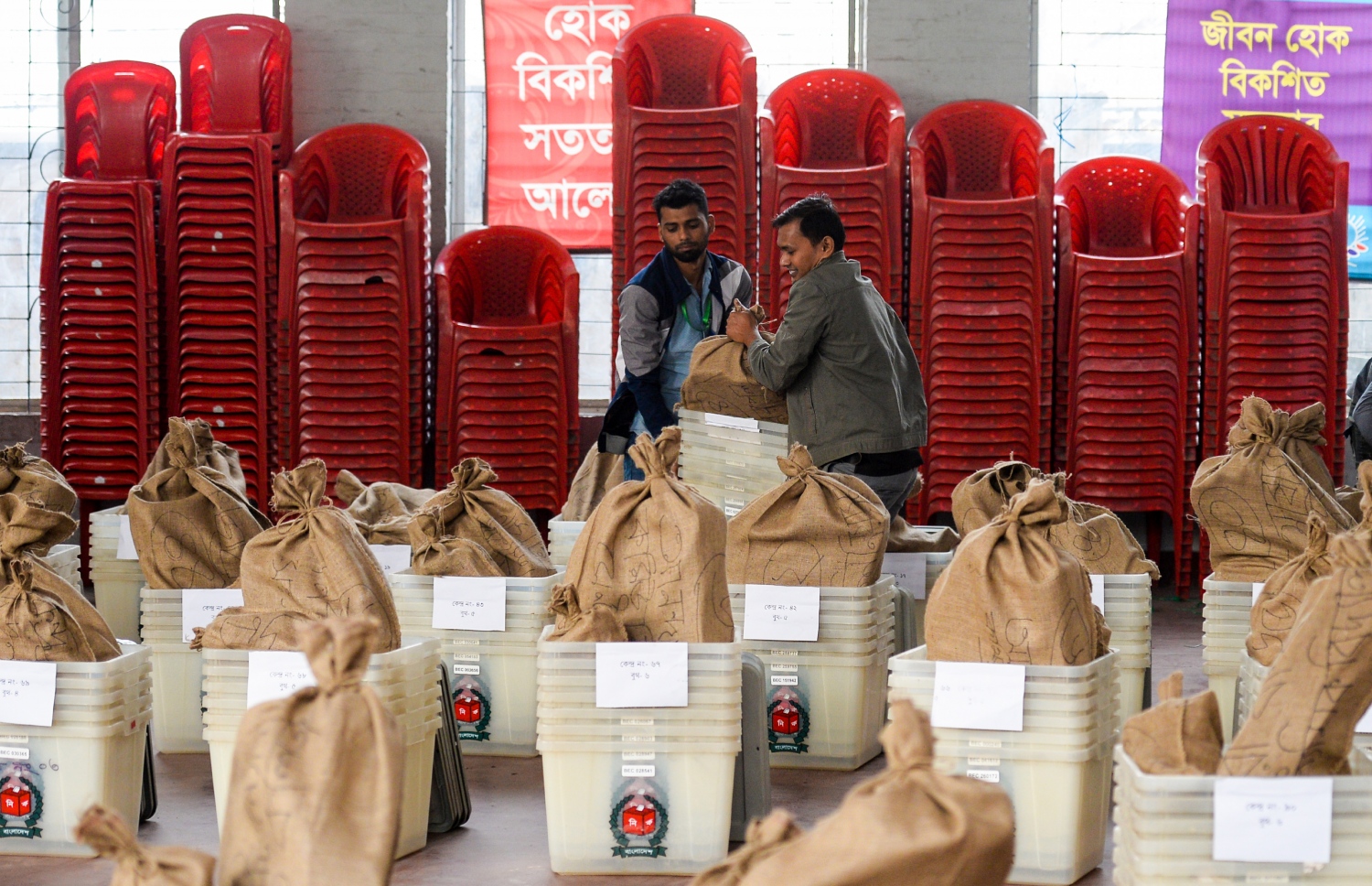 ބަންގްލަދޭޝްގެ އިލެކްޝަން އޮފިޝަލުން ވޯޓު ފޮށިތައް ގެންދަން ތައްޔާރު ވަނީ. --ފޮޓޯ:އޭއެފްޕީ