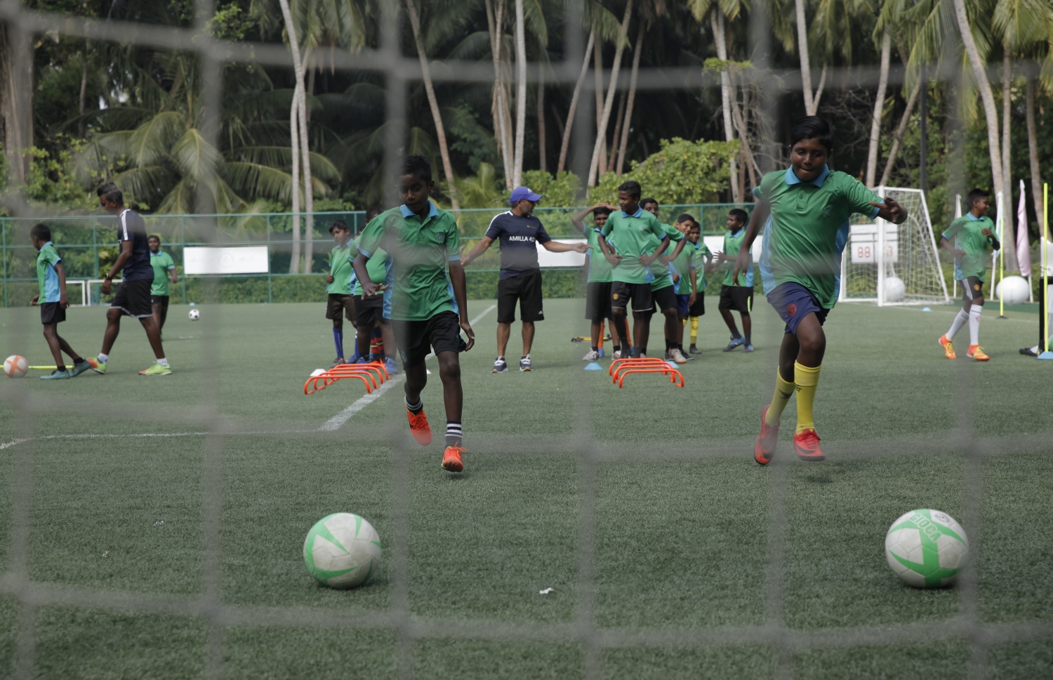 އަމިއްލަފުށީގައި ކުރިއަށްދިޔަ ޓްރެއިނިން ކޭމްޕްގެ ތެރެއިން ދަރަވަންދޫ ދެ ކުއްޖެއް ބޯޅަ ހިފައިގެންދުވަނީ.-- ފޮޓޯ: އަމާނީ އަބްދުﷲ/ މިހާރު