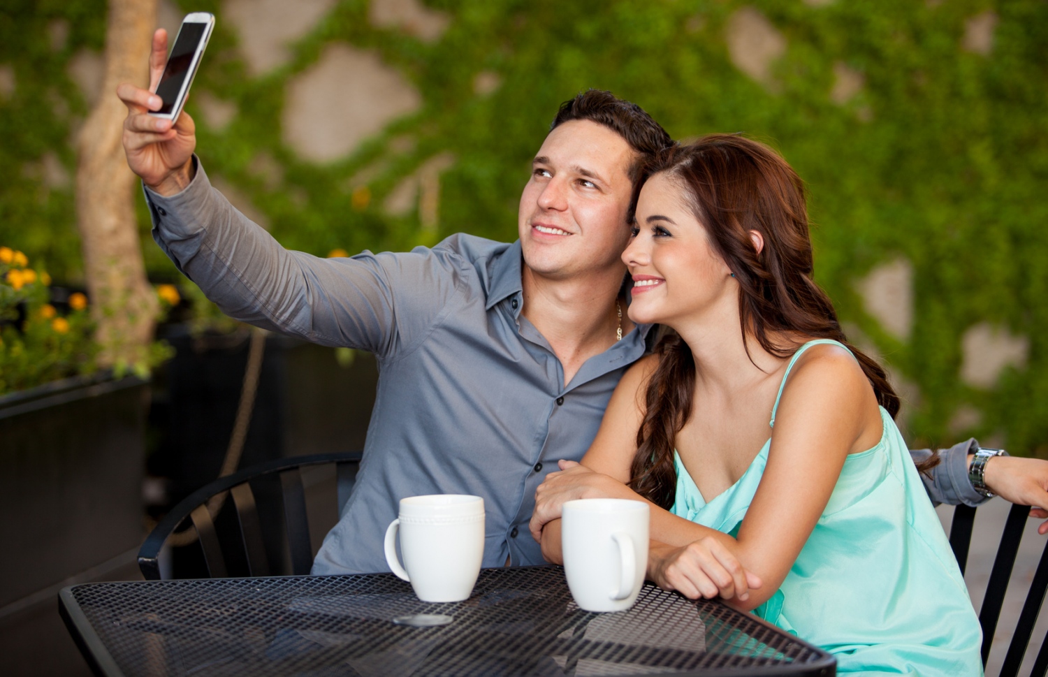 ދެ މީހަކު ކޮފީއެއްގައި ތިބެގެން ސެލްފީއެއް ނަގަނީ.