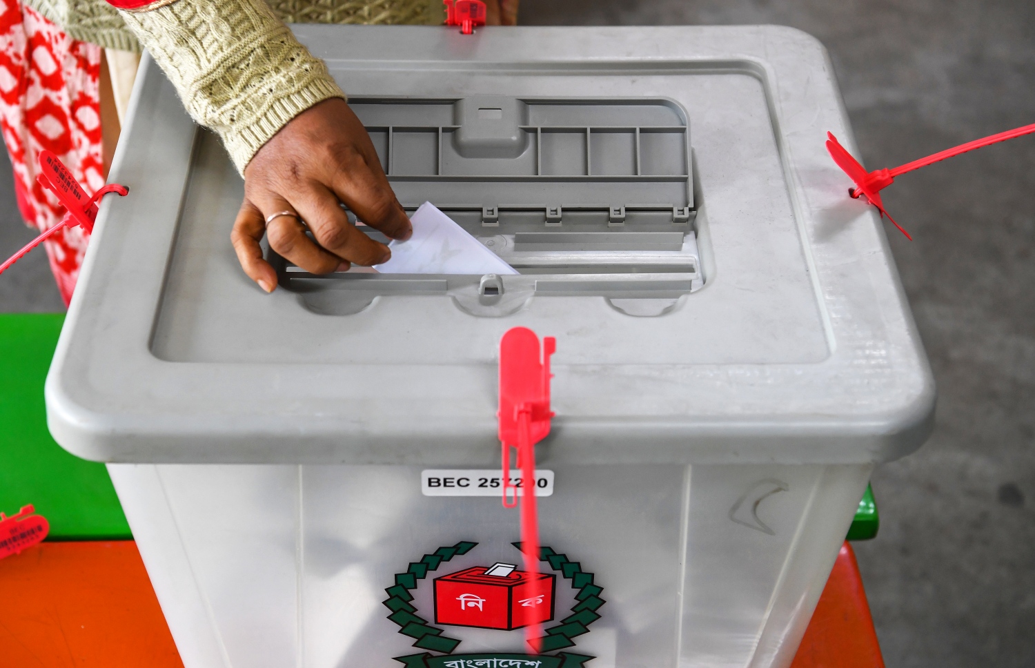 ބަންގްލަދޭޝްގެ އިންތިޚާބުގައި އިއްޔެ މީހަކު ވޯޓު ދެނީ. --ފޮޓޯ:އޭއެފްޕީ