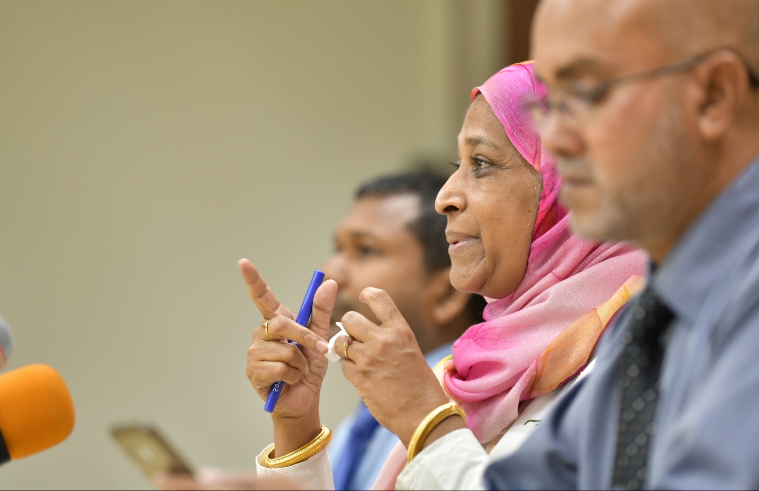 އާތިފާ، މިނިސްޓަރަކަށް ހުންނެވި އިރު އެ މިނިސްޓްރީގެ ސިޔާސީީ ބޭފުޅުންނާ އެކު ޕްރެސް ކޮންފަރެންސެއްގައި ނޫސްވެރިންގެ ސުވާލުތަކަށް ޖަވާބު ދެއްވަނީ. -- ފޮޓޯ/ މިހާރު