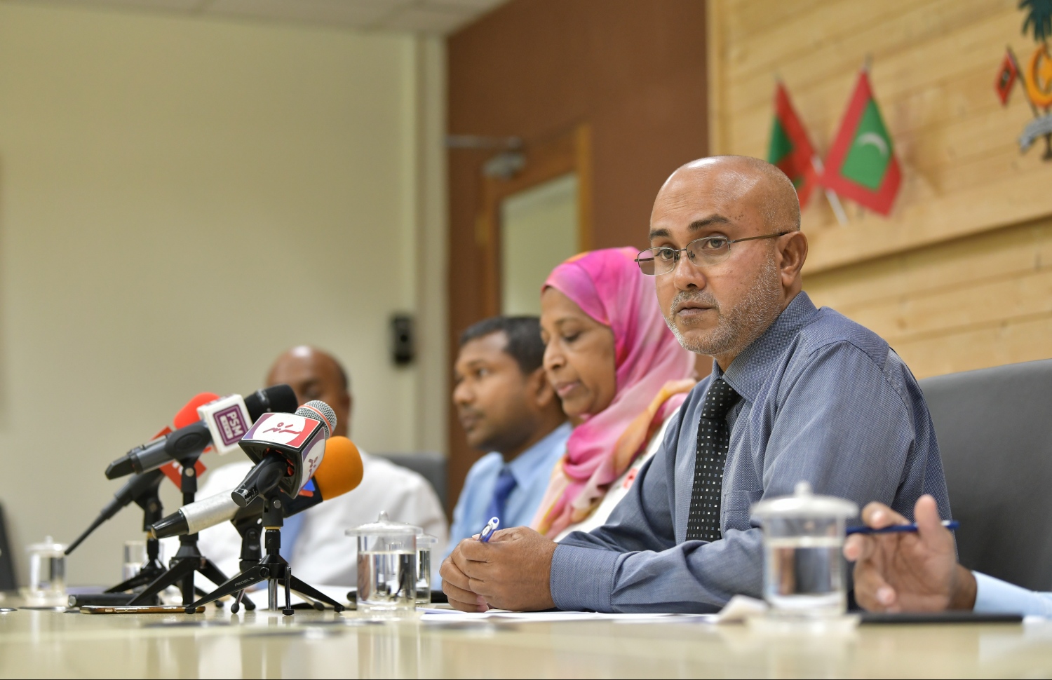 ހައުސިން މިނިސްޓްރީން ބޭއްވި ނޫސްވެރިންގެ ބައްދަލުވުމުގައި ނަޝީދު ވާހަކަ ދައްކަވަނީ. --ފޮޓޯ: ހުސެއިން ވަހީދު/މިހާރު