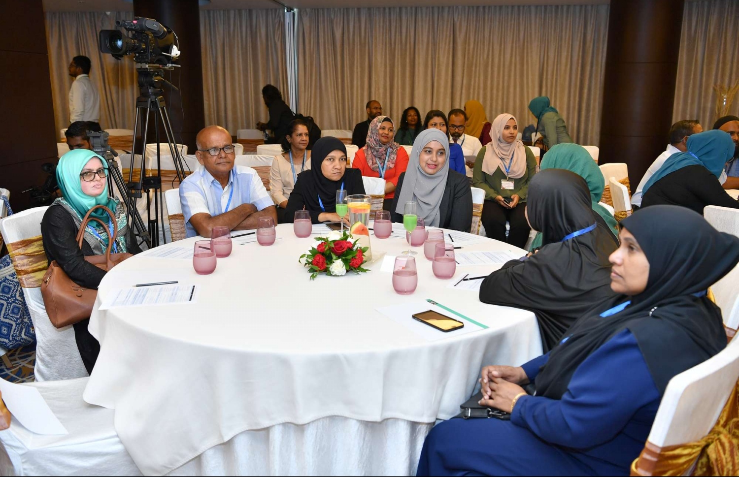 30 ޑިސެމްބަރު 2018: ހެލްތު މިިނިސްޓްރީން އިންތިޒާމްކޮށްގެން ބާއްވާ ދިވެހި ބޭސް އަދި އޯލްޓަނޭޓިވް މެޑިސިން ކުރިއެރުވުމާ ބެހޭ މަހާސިންތާ އިފްތިހާތުކުރުމުގެ ގޮތުން ހޮޓެލް ޖެންގައި ބޭއްވި ރަސްމިއްޔާތުގެ ތެރެއިން.---ފޮޓޯ:ރައީސް އޮފީސް