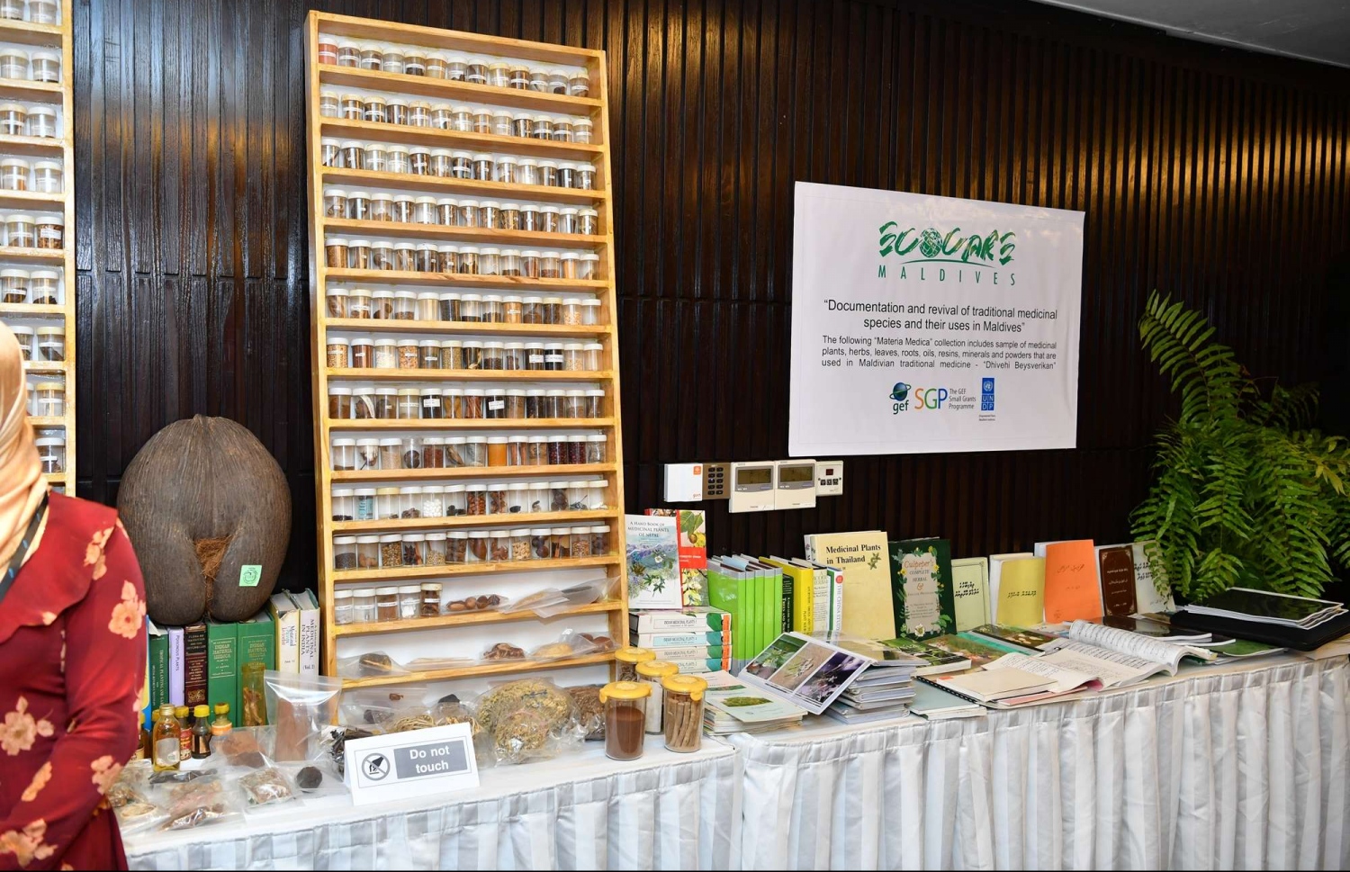 30 ޑިސެމްބަރު 2018: ހެލްތު މިިނިސްޓްރީން އިންތިޒާމްކޮށްގެން ބާއްވާ ދިވެހި ބޭސް އަދި އޯލްޓަނޭޓިވް މެޑިސިން ކުރިއެރުވުމާ ބެހޭ މަހާސިންތާ އިފްތިހާތުކުރުމުގެ ގޮތުން ހޮޓެލް ޖެންގައި ބޭއްވި ރަސްމިއްޔާތުގައި ދައްކާލުމަށް ބަހައްޓާފައިހުރި ދިވެހި ބޭހުގެ ސްޓޯލެއް.---ފޮޓޯ:ރައީސް އޮފީސް