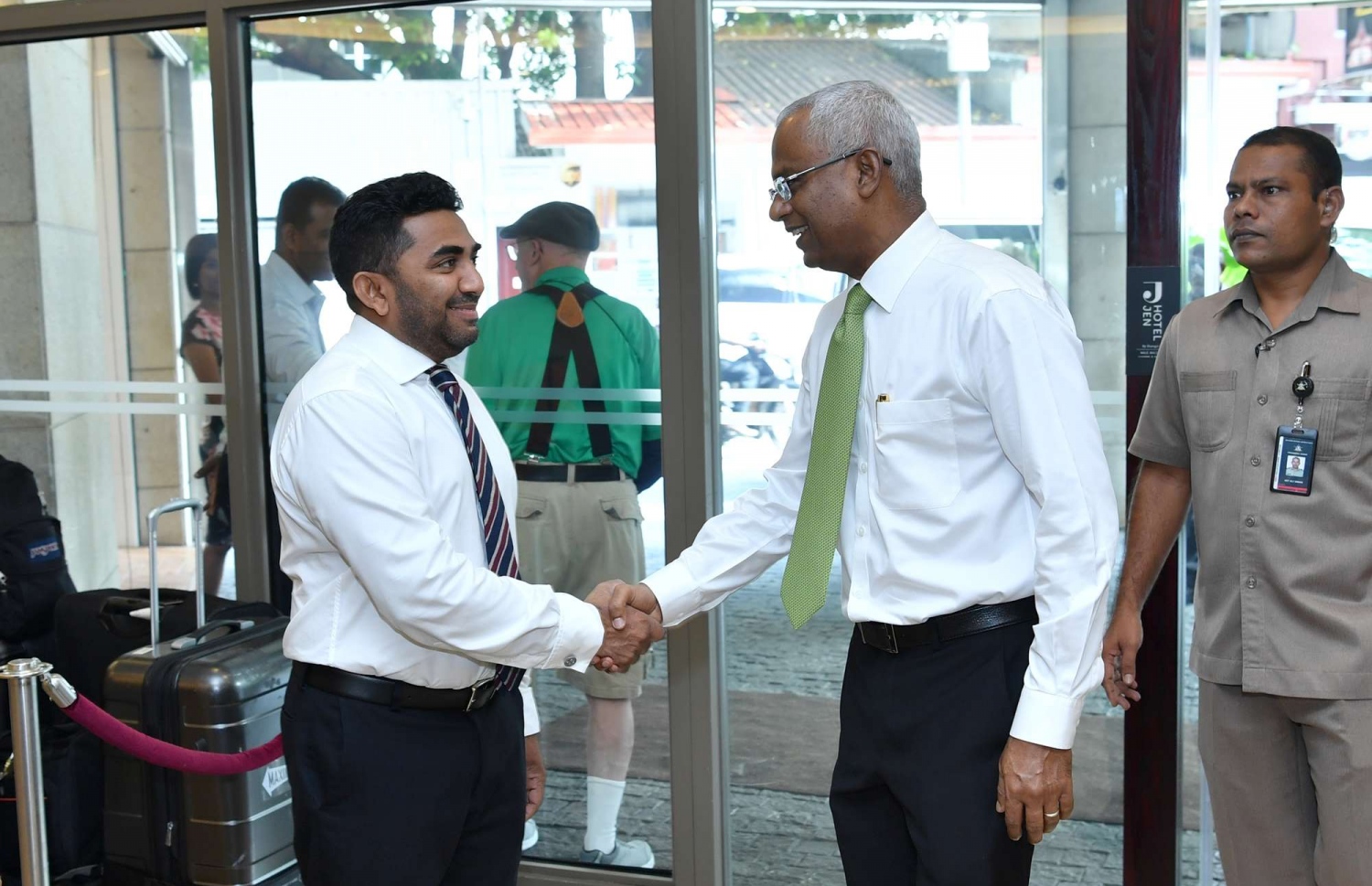 30 ޑިސެމްބަރު 2018: ހެލްތު މިިނިސްޓްރީން އިންތިޒާމްކޮށްގެން ބާއްވާ ދިވެހި ބޭސް އަދި އޯލްޓަނޭޓިވް މެޑިސިން ކުރިއެރުވުމާ ބެހޭ މަހާސިންތާ އިފްތިހާތުކުރުމުގެ ގޮތުން ހޮޓެލް ޖެންގައި ބޭއްވި ރަސްމިއްޔާތުގައި ބައިވެރިވެވަޑައިގެންނެވުމަށް ރައީސް އިބްރާހިމް މުހައްމަދު ސޯލިހް ވަޑައިގެންނެވުމުން ހެލްތު މިނިސްޓަރު އަމީން ރައީސަށް މަރުހަބާ ދަންނަވަނީ.---ފޮޓޯ:ރައީސް އޮފީސް