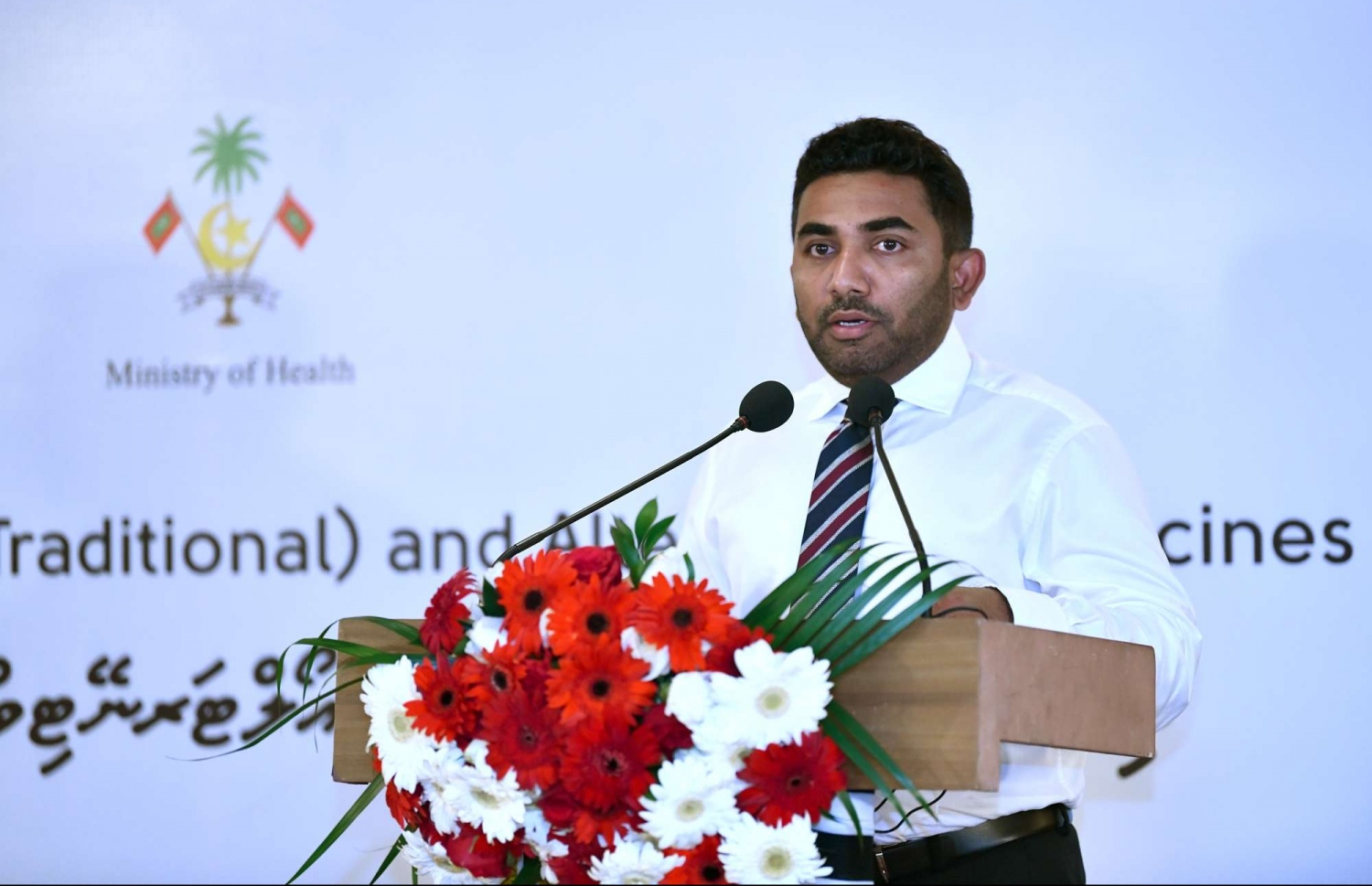 30 ޑިސެމްބަރު 2018: ހެލްތު މިިނިސްޓްރީން އިންތިޒާމްކޮށްގެން ބާއްވާ ދިވެހި ބޭސް އަދި އޯލްޓަނޭޓިވް މެޑިސިން ކުރިއެރުވުމާ ބެހޭ މަހާސިންތާ އިފްތިހާތުކުރުމުގެ ގޮތުން ހޮޓެލް ޖެންގައި ބޭއްވި ރަސްމިއްޔާތުގައި ހެލްތު މިނިސްޓަރު އަމީން ވާހަކަދައްކަވަނީ.---ފޮޓޯ:ރައީސް އޮފީސް