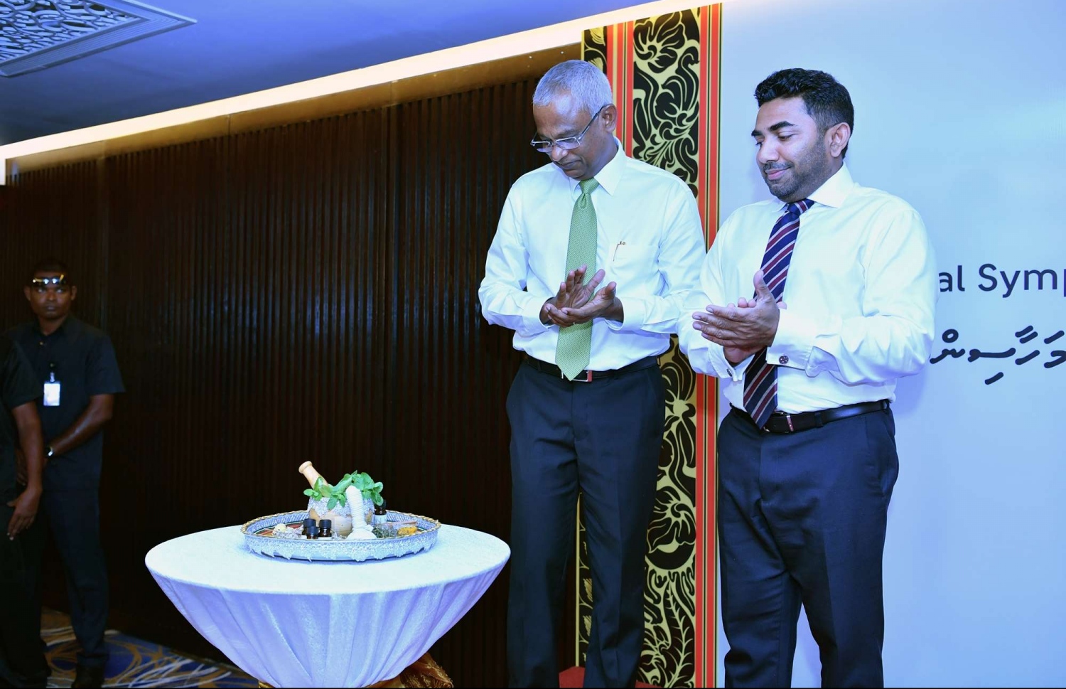 30 ޑިސެމްބަރު 2018: ހެލްތު މިިނިސްޓްރީން އިންތިޒާމްކޮށްގެން ބާއްވާ ދިވެހި ބޭސް އަދި އޯލްޓަނޭޓިވް މެޑިސިން ކުރިއެރުވުމާ ބެހޭ މަހާސިންތާ ރައީސް އިބްރާހިމް މުހައްމަދު ސޯލިހް އިފްތިތާހުކޮއްދެއްވާއިރު އަރިހުގައި ހެލްތު މިނިސްޓަރު އަމީން .---ފޮޓޯ:ރައީސް އޮފީސް