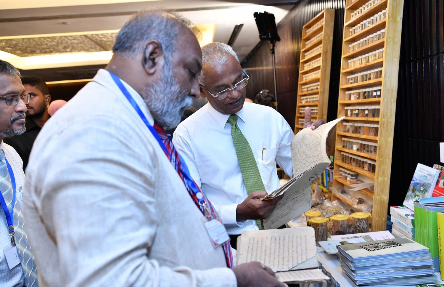 30 ޑިސެމްބަރު 2018: ހެލްތު މިިނިސްޓްރީން އިންތިޒާމްކޮށްގެން ބާއްވާ ދިވެހި ބޭސް އަދި އޯލްޓަނޭޓިވް މެޑިސިން ކުރިއެރުވުމާ ބެހޭ މަހާސިންތާ އިފްތިހާތުކުރުމުގެ ގޮތުން ހޮޓެލް ޖެންގައި ބޭއްވި ރަސްމިއްޔާތުގައި ރައީސް އިބްރާހިމް މުހައްމަދު ސޯލިހް ދިވެހި ބޭހާބެހޭ ފޮތެއް ބައްލަވާލައްވަނީ.---ފޮޓޯ:ރައީސް އޮފީސް