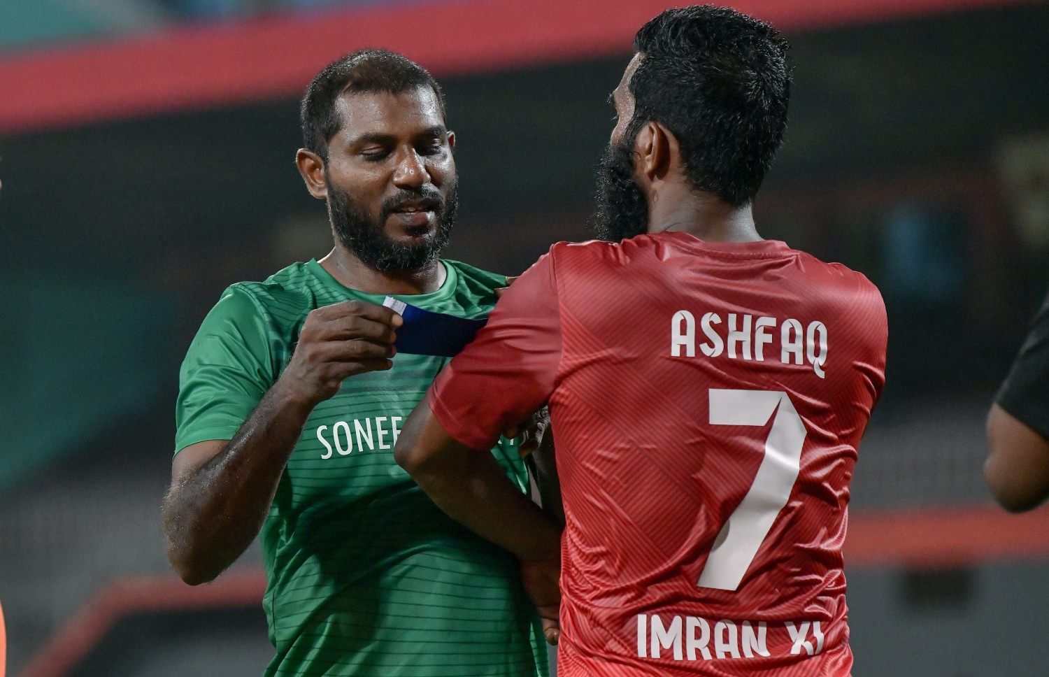 30 ޑިސެމްބަރު 2018: ރާއްޖޭގައި އުފެދުނު އެންމެ މޮޅު ގޯލްކީޕަރު އިމްރާން މުހައްމަދު (އިއްމަ) ގައުމީ ފުޓްބޯޅަ ޓީމަށް ކުޅުން ހުއްޓާލުން ފާހަގަކުރުމުގެ ގޮތުން ކުޅުނު ހާއްސަ ފުޓުބޯޅަ މެޗުގެ ތެރެއިން.---ފޮޓޯ: ނިޝާން އަލީ/މިހާރު