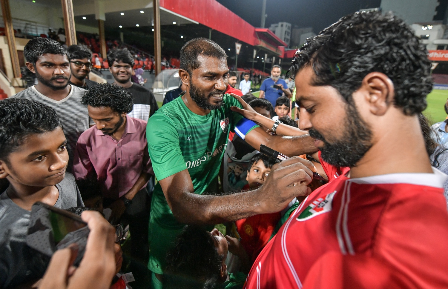 30 ޑިސެމްބަރު 2018: ރާއްޖޭގައި އުފެދުނު އެންމެ މޮޅު ގޯލްކީޕަރު އިމްރާން މުހައްމަދު (އިއްމަ) ގައުމީ ފުޓްބޯޅަ ޓީމަށް ކުޅުން ހުއްޓާލުން ފާހަގަކުރުމުގެ ގޮތުން ކުޅުނު ހާއްސަ ފުޓުބޯޅަ މެޗުގެ ތެރެއިން.---ފޮޓޯ: ނިޝާން އަލީ/މިހާރު