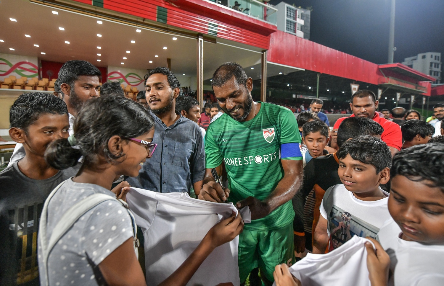 30 ޑިސެމްބަރު 2018: ރާއްޖޭގައި އުފެދުނު އެންމެ މޮޅު ގޯލްކީޕަރު އިމްރާން މުހައްމަދު (އިއްމަ) ގައުމީ ފުޓްބޯޅަ ޓީމަށް ކުޅުން ހުއްޓާލުން ފާހަގަކުރުމުގެ ގޮތުން ކުޅުނު ހާއްސަ ފުޓުބޯޅަ މެޗުގެ ތެރެއިން.---ފޮޓޯ: ނިޝާން އަލީ/މިހާރު