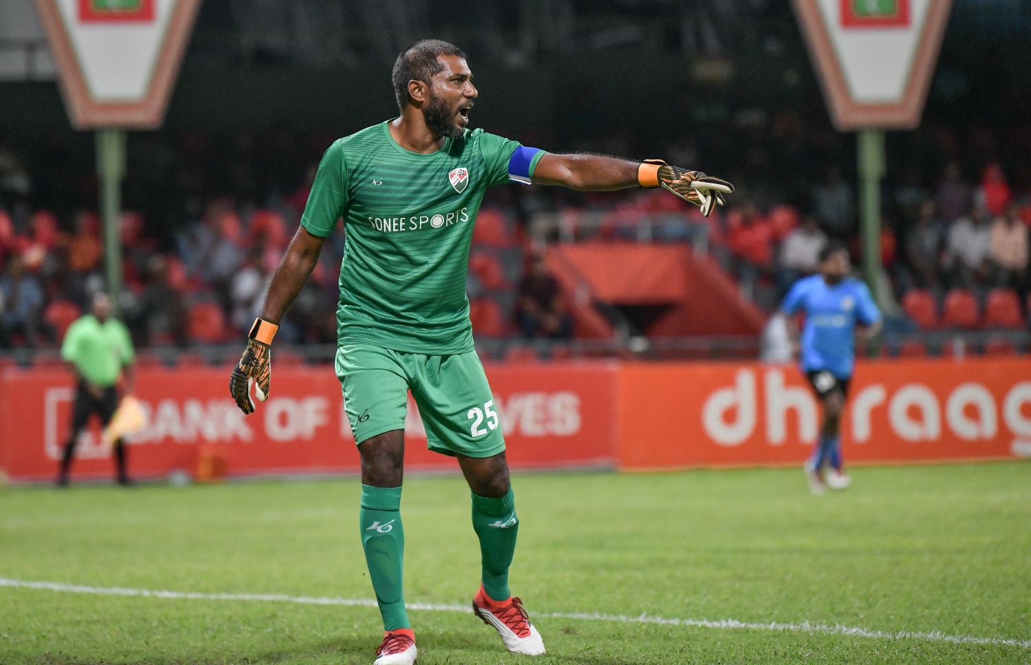 30 ޑިސެމްބަރު 2018: ރާއްޖޭގައި އުފެދުނު އެންމެ މޮޅު ގޯލްކީޕަރު އިމްރާން މުހައްމަދު (އިއްމަ) ގައުމީ ފުޓްބޯޅަ ޓީމަށް ކުޅުން ހުއްޓާލުން ފާހަގަކުރުމުގެ ގޮތުން ކުޅުނު ހާއްސަ ފުޓުބޯޅަ މެޗުގެ ތެރެއިން.---ފޮޓޯ: ނިޝާން އަލީ/މިހާރު