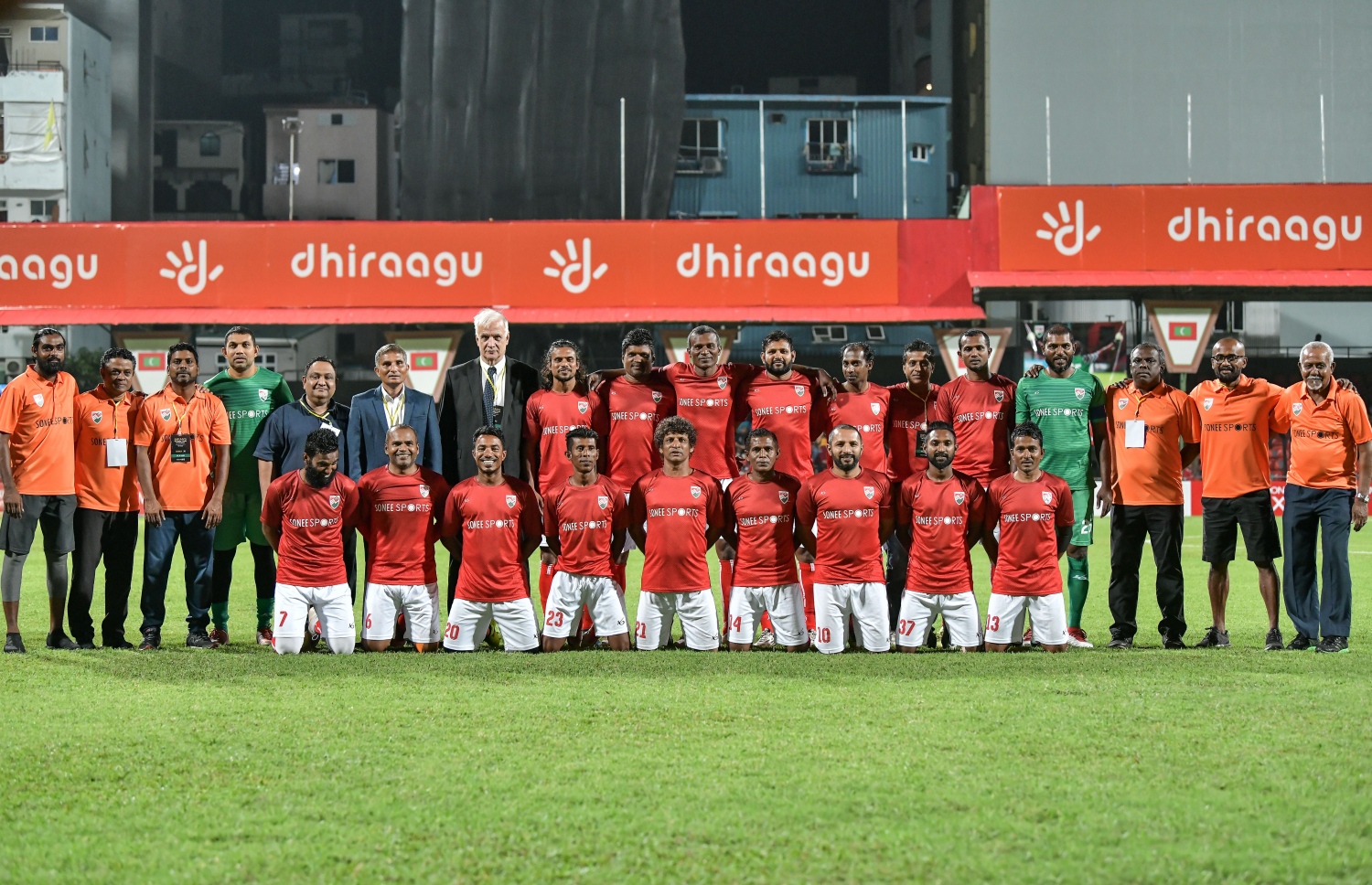 30 ޑިސެމްބަރު 2018: ރާއްޖޭގައި އުފެދުނު އެންމެ މޮޅު ގޯލްކީޕަރު އިމްރާން މުހައްމަދު (އިއްމަ) ގައުމީ ފުޓްބޯޅަ ޓީމަށް ކުޅުން ހުއްޓާލުން ފާހަގަކުރުމުގެ ގޮތުން ކުޅުނު ހާއްސަ ފުޓުބޯޅަ މެޗުގެ ތެރެއިން.---ފޮޓޯ: ނިޝާން އަލީ/މިހާރު