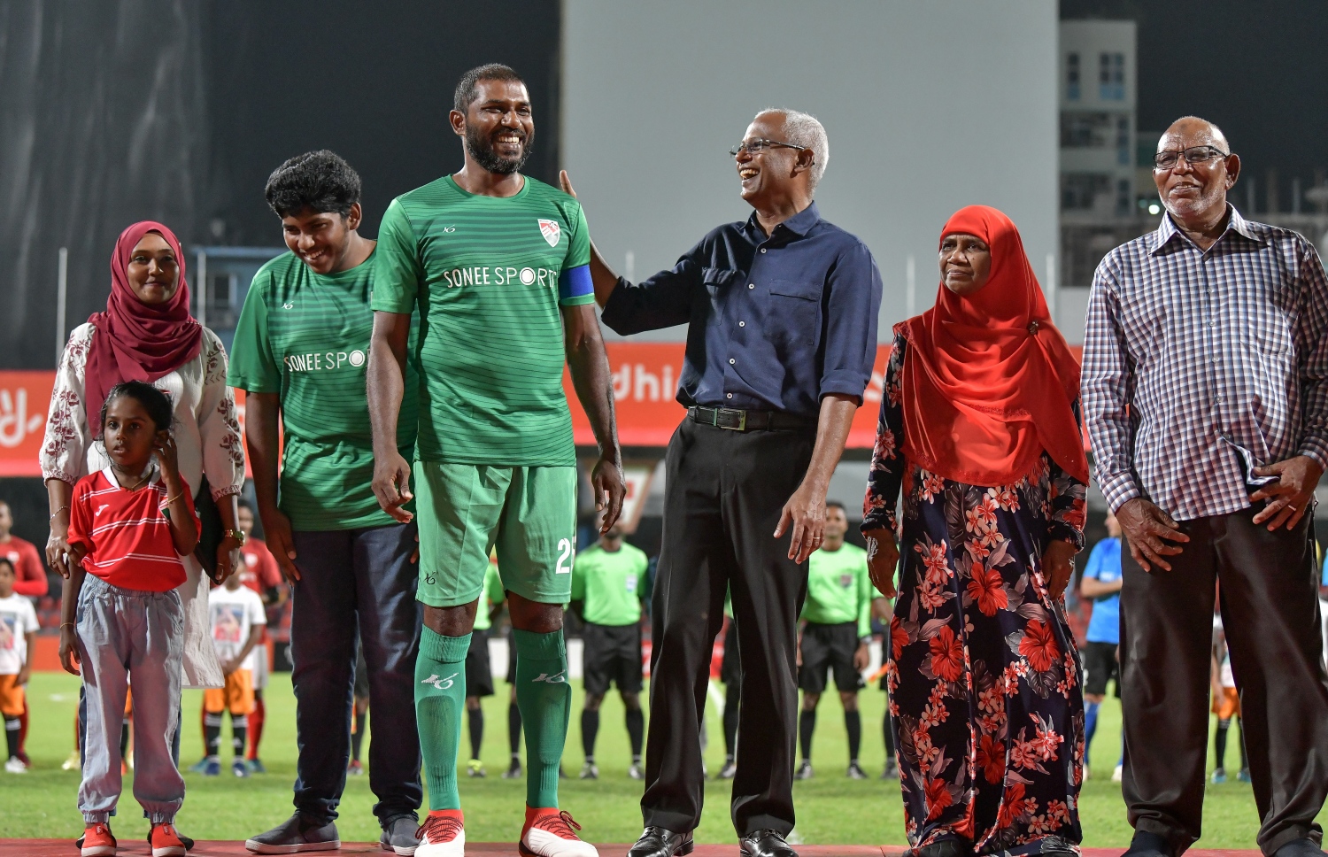 30 ޑިސެމްބަރު 2018: ރާއްޖޭގައި އުފެދުނު އެންމެ މޮޅު ގޯލްކީޕަރު އިމްރާން މުހައްމަދު (އިއްމަ) ގައުމީ ފުޓްބޯޅަ ޓީމަށް ކުޅުން ހުއްޓާލުން ފާހަގަކުރުމުގެ ގޮތުން ކުޅުނު ހާއްސަ ފުޓުބޯޅަ މެޗުގެ ތެރެއިން.---ފޮޓޯ: ނިޝާން އަލީ/މިހާރު