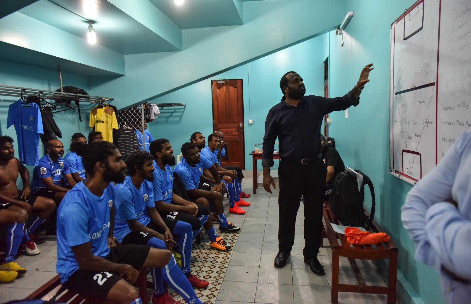 30 ޑިސެމްބަރު 2018: ރާއްޖޭގައި އުފެދުނު އެންމެ މޮޅު ގޯލްކީޕަރު އިމްރާން މުހައްމަދު (އިއްމަ) ގައުމީ ފުޓްބޯޅަ ޓީމަށް ކުޅުން ހުއްޓާލުން ފާހަގަކުރުމުގެ ގޮތުން ކުޅުނު ހާއްސަ ފުޓުބޯޅަ މެޗުގެ ތެރެއިން.---ފޮޓޯ: ހުސައިން ވަހީދު/މިހާރު