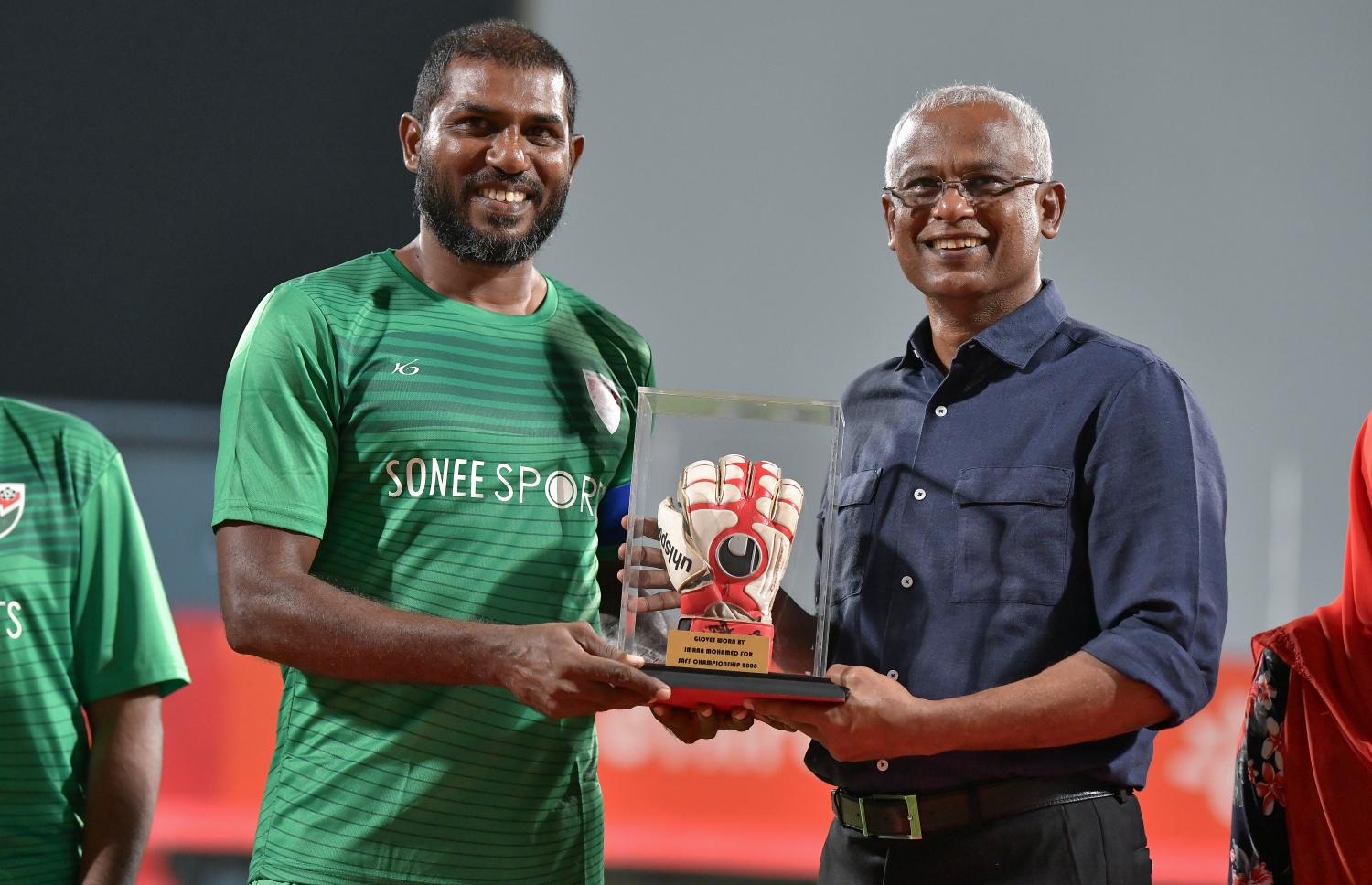 30 ޑިސެމްބަރު 2018: ރާއްޖޭގައި އުފެދުނު އެންމެ މޮޅު ގޯލްކީޕަރު އިމްރާން މުހައްމަދު (އިއްމަ) ގައުމީ ފުޓްބޯޅަ ޓީމަށް ކުޅުން ހުއްޓާލުން ފާހަގަކުރުމުގެ ގޮތުން ކުޅުނު ހާއްސަ ފުޓުބޯޅަ މެޗުގެ ތެރެއިން.---ފޮޓޯ: ނިޝާން އަލީ/މިހާރު