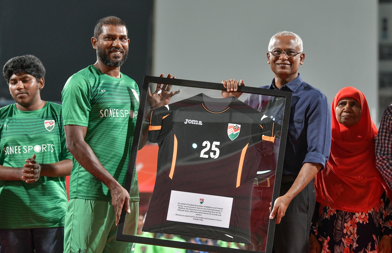 30 ޑިސެމްބަރު 2018: ރާއްޖޭގައި އުފެދުނު އެންމެ މޮޅު ގޯލްކީޕަރު އިމްރާން މުހައްމަދު (އިއްމަ) ގައުމީ ފުޓްބޯޅަ ޓީމަށް ކުޅުން ހުއްޓާލުން ފާހަގަކުރުމުގެ ގޮތުން ކުޅުނު ހާއްސަ ފުޓުބޯޅަ މެޗުގެ ތެރެއިން.---ފޮޓޯ: ނިޝާން އަލީ/މިހާރު