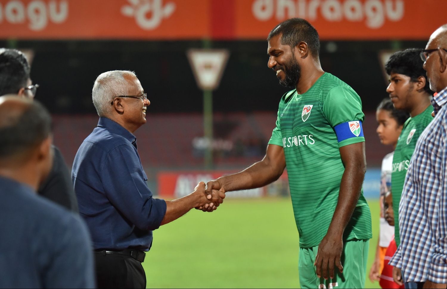 އިމްރާންގެ ރިޓަޔާމެންޓް މެޗުގައި ރައީސް ސޯލިހު (ވ) އޭނާއާ ސަލާމްކުރައްވަނީ.