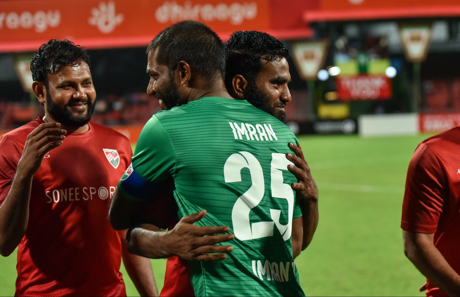 އިމްރާންގެ ރިޓަޔާމަންޓް މެޗުގައި ދަގަނޑޭ އޭނާ ގައިގައި ބައްދާލަނީ. --ފޮޓޯ: ނިޝާން އަލީ/ މިހާރު