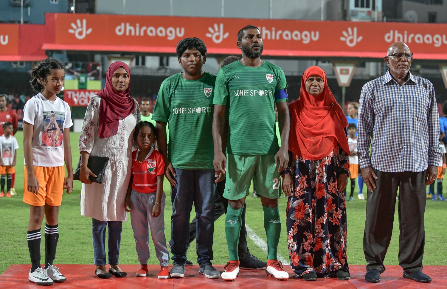 30 ޑިސެމްބަރު 2018: ރާއްޖޭގައި އުފެދުނު އެންމެ މޮޅު ގޯލްކީޕަރު އިމްރާން މުހައްމަދު (އިއްމަ) ގައުމީ ފުޓްބޯޅަ ޓީމަށް ކުޅުން ހުއްޓާލުން ފާހަގަކުރުމުގެ ގޮތުން ކުޅުނު ހާއްސަ ފުޓުބޯޅަ މެޗުގެ ތެރެއިން.---ފޮޓޯ: ނިޝާން އަލީ/މިހާރު