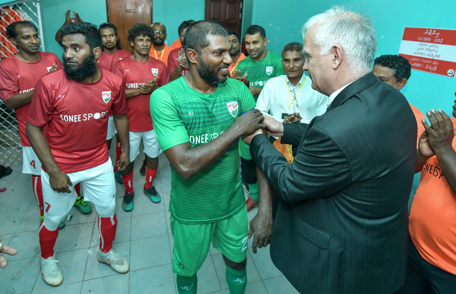 30 ޑިސެމްބަރު 2018: ރާއްޖޭގައި އުފެދުނު އެންމެ މޮޅު ގޯލްކީޕަރު އިމްރާން މުހައްމަދު (އިއްމަ) ގައުމީ ފުޓްބޯޅަ ޓީމަށް ކުޅުން ހުއްޓާލުން ފާހަގަކުރުމުގެ ގޮތުން ކުޅުނު ހާއްސަ ފުޓުބޯޅަ މެޗުގެ ތެރެއިން.---ފޮޓޯ: ނިޝާން އަލީ/މިހާރު