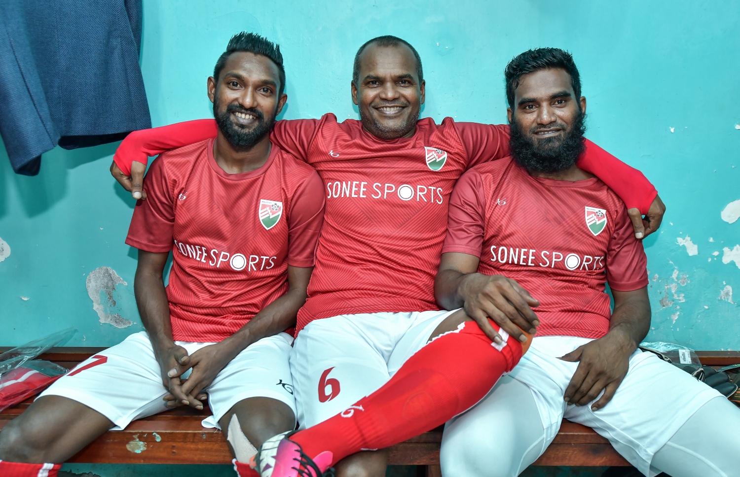 30 ޑިސެމްބަރު 2018: ރާއްޖޭގައި އުފެދުނު އެންމެ މޮޅު ގޯލްކީޕަރު އިމްރާން މުހައްމަދު (އިއްމަ) ގައުމީ ފުޓްބޯޅަ ޓީމަށް ކުޅުން ހުއްޓާލުން ފާހަގަކުރުމުގެ ގޮތުން ކުޅުނު ހާއްސަ ފުޓުބޯޅަ މެޗުގެ ތެރެއިން.---ފޮޓޯ: ނިޝާން އަލީ/މިހާރު