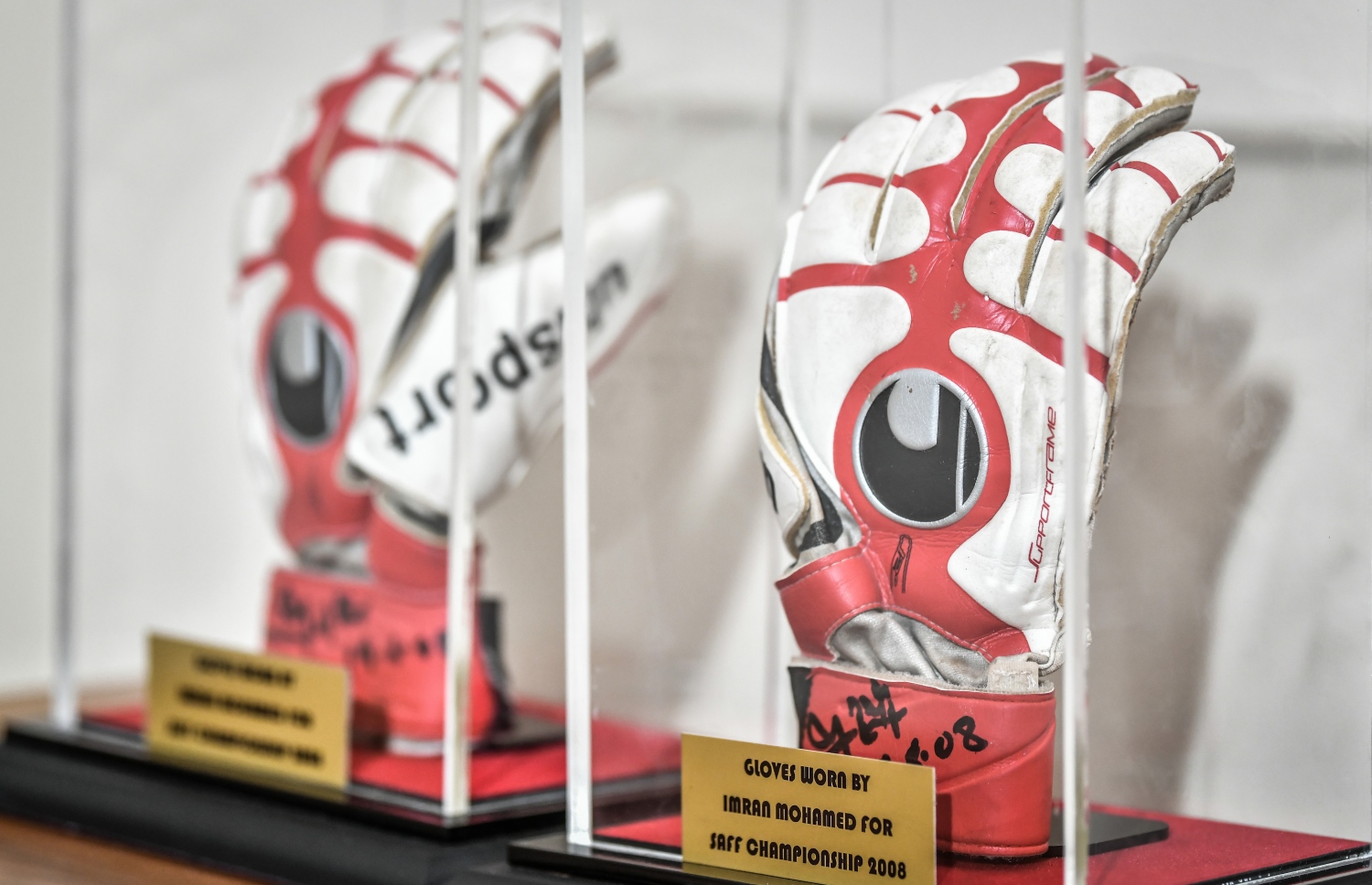 30 ޑިސެމްބަރު 2018: ރާއްޖޭގައި އުފެދުނު އެންމެ މޮޅު ގޯލްކީޕަރު އިމްރާން މުހައްމަދު (އިއްމަ) ގައުމީ ފުޓްބޯޅަ ޓީމަށް ކުޅުން ހުއްޓާލުން ފާހަގަކުރުމުގެ ގޮތުން ކުޅުނު ހާއްސަ ފުޓުބޯޅަ މެޗުގެ ތެރެއިން.---ފޮޓޯ: ނިޝާން އަލީ/މިހާރު