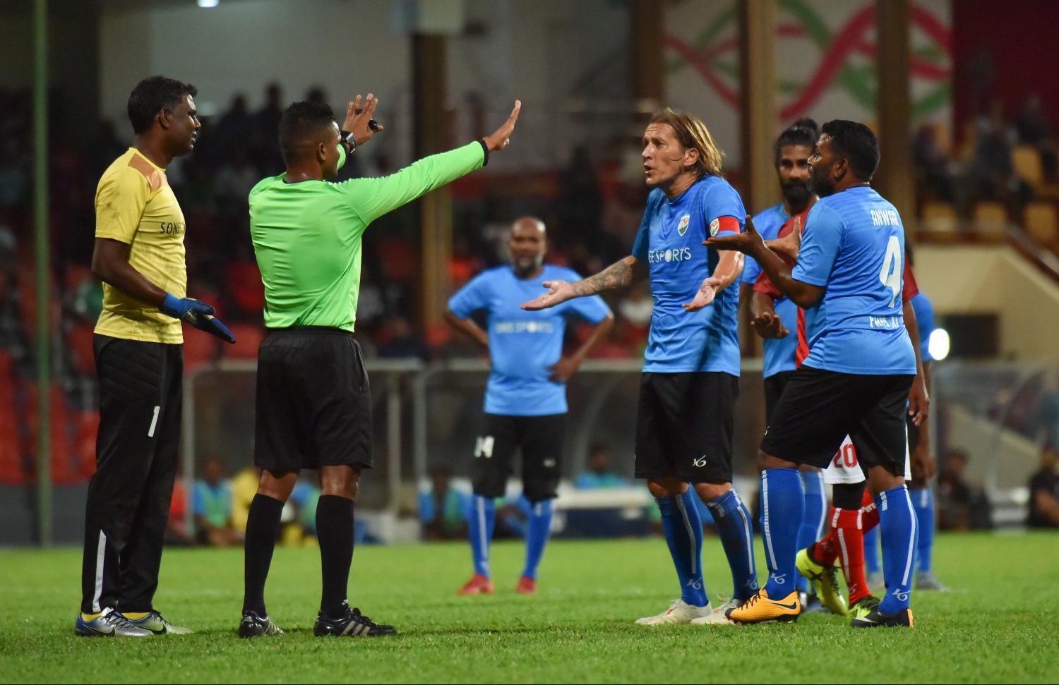 30 ޑިސެމްބަރު 2018: ރާއްޖޭގައި އުފެދުނު އެންމެ މޮޅު ގޯލްކީޕަރު އިމްރާން މުހައްމަދު (އިއްމަ) ގައުމީ ފުޓްބޯޅަ ޓީމަށް ކުޅުން ހުއްޓާލުން ފާހަގަކުރުމުގެ ގޮތުން ކުޅުނު ހާއްސަ ފުޓުބޯޅަ މެޗުގެ ތެރެއިން.---ފޮޓޯ:  ހުސައިން ވަހީދު/މިހާރު