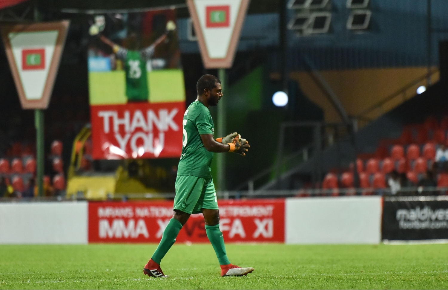 30 ޑިސެމްބަރު 2018: ރާއްޖޭގައި އުފެދުނު އެންމެ މޮޅު ގޯލްކީޕަރު އިމްރާން މުހައްމަދު (އިއްމަ) ގައުމީ ފުޓްބޯޅަ ޓީމަށް ކުޅުން ހުއްޓާލުން ފާހަގަކުރުމުގެ ގޮތުން ކުޅުނު ހާއްސަ ފުޓުބޯޅަ މެޗުގެ ތެރެއިން.---ފޮޓޯ: ، ހުސައިން ވަހީދު/މިހާރު