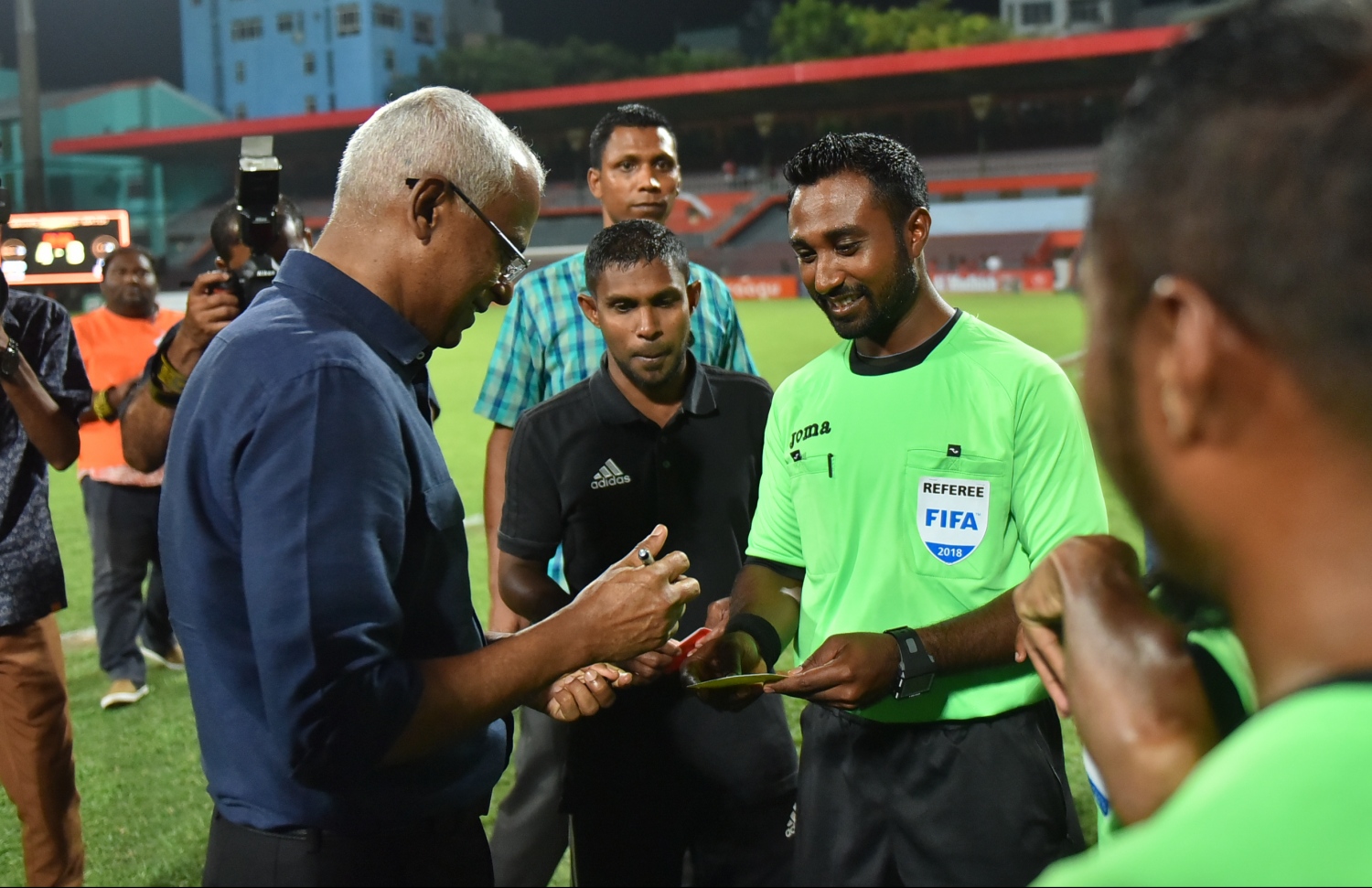 30 ޑިސެމްބަރު 2018: ރާއްޖޭގައި އުފެދުނު އެންމެ މޮޅު ގޯލްކީޕަރު އިމްރާން މުހައްމަދު (އިއްމަ) ގައުމީ ފުޓްބޯޅަ ޓީމަށް ކުޅުން ހުއްޓާލުން ފާހަގަކުރުމުގެ ގޮތުން ކުޅުނު ހާއްސަ ފުޓުބޯޅަ މެޗުގެ ތެރެއިން.---ފޮޓޯ: ، ހުސައިން ވަހީދު/މިހާރު