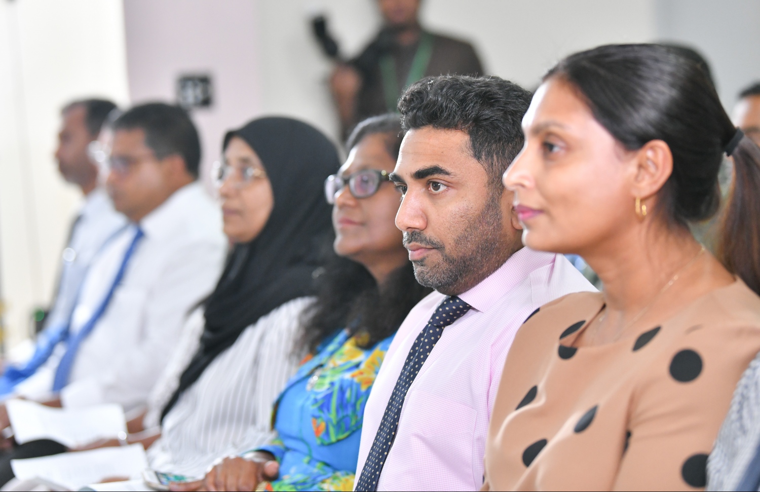 މާލެ: ޑިސެމްބަރު 31، 2018- ރާއްޖޭގައި ބަލި ފަތުރާ ޖަނަވާރާއި މަދިރި މަދުކުރުމުގެ ޕްރޮގްރާމް ފެށުމުގެ ރަސްމިއްޔާތުގައި ހެލްތު މިނިސްޓަރު އަމީން (ކ-2) އަދި އެޑިއުކޭޝަން މިނިސްޓަރު ޑރ. އާއިޝަތު އަލީ އާއި މާލޭގެ މޭޔަރު ޝިފާ މުހައްމަދު ބައިވެރިވެވަޑައިގަންނަވަނީ.---ފޮޓޯ: ހުސައިން ވަހީދު/މިހާރު