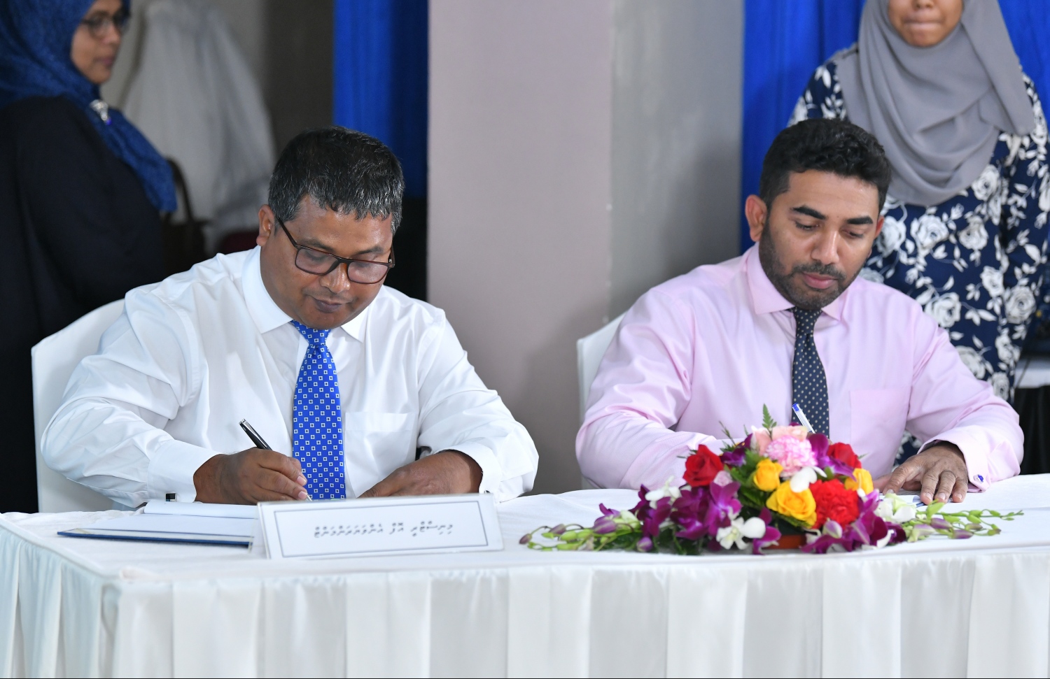 މާލެ: ޑިސެމްބަރު 31، 2018- ރާއްޖޭގައި ބަލި ފަތުރާ ޖަނަވާރާއި މަދިރި މަދުކުރުމުގެ ޕްރޮގްރާމްގައި ހެލްތު މިނިސްޓަރު އަބްދުﷲ އަމީން (ކ) އާއި އެންވަޔަރުމަންޓް މިނިސްޓަރު ޑރ. ހުސައިން ރަޝީދު ހަސަން މިއަދު ސޮއިކުރައްވަނީ.---ފޮޓޯ: ހުސައިން ވަހީދު/މިހާރު