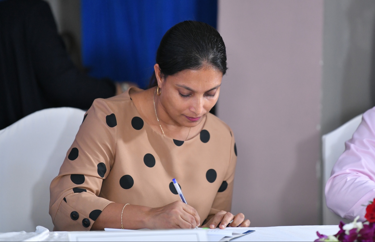 މާލެ: ޑިސެމްބަރު 31، 2018- ރާއްޖޭގައި ބަލި ފަތުރާ ޖަނަވާރާއި މަދިރި މަދުކުރުމުގެ ޕްރޮގްރާމްގައި ހެލްތު މިނިސްޓްރީއާ އެކު، އެޑިއުކޭޝަން މިނިސްޓަރު ޑރ. އާއިޝަތު އަލީ މިއަދު ސޮއިކުރައްވަނީ.---ފޮޓޯ: ހުސައިން ވަހީދު/މިހާރު