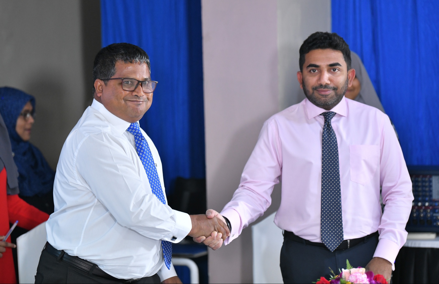 މާލެ: ޑިސެމްބަރު 31، 2018- ރާއްޖޭގައި ބަލި ފަތުރާ ޖަނަވާރާއި މަދިރި މަދުކުރުމުގެ ޕްރޮގްރާމްގައި ހެލްތު މިނިސްޓަރު އަބްދުﷲ އަމީން (ކ) އާއި އެންވަޔަރުމަންޓް މިނިސްޓަރު ޑރ. ހުސައިން ރަޝީދު ހަސަން މިއަދު ސޮއިކުރެއްވުމަށް ފަހު ސަލާމް ކުރައްވަނީ.---ފޮޓޯ: ހުސައިން ވަހީދު/މިހާރު