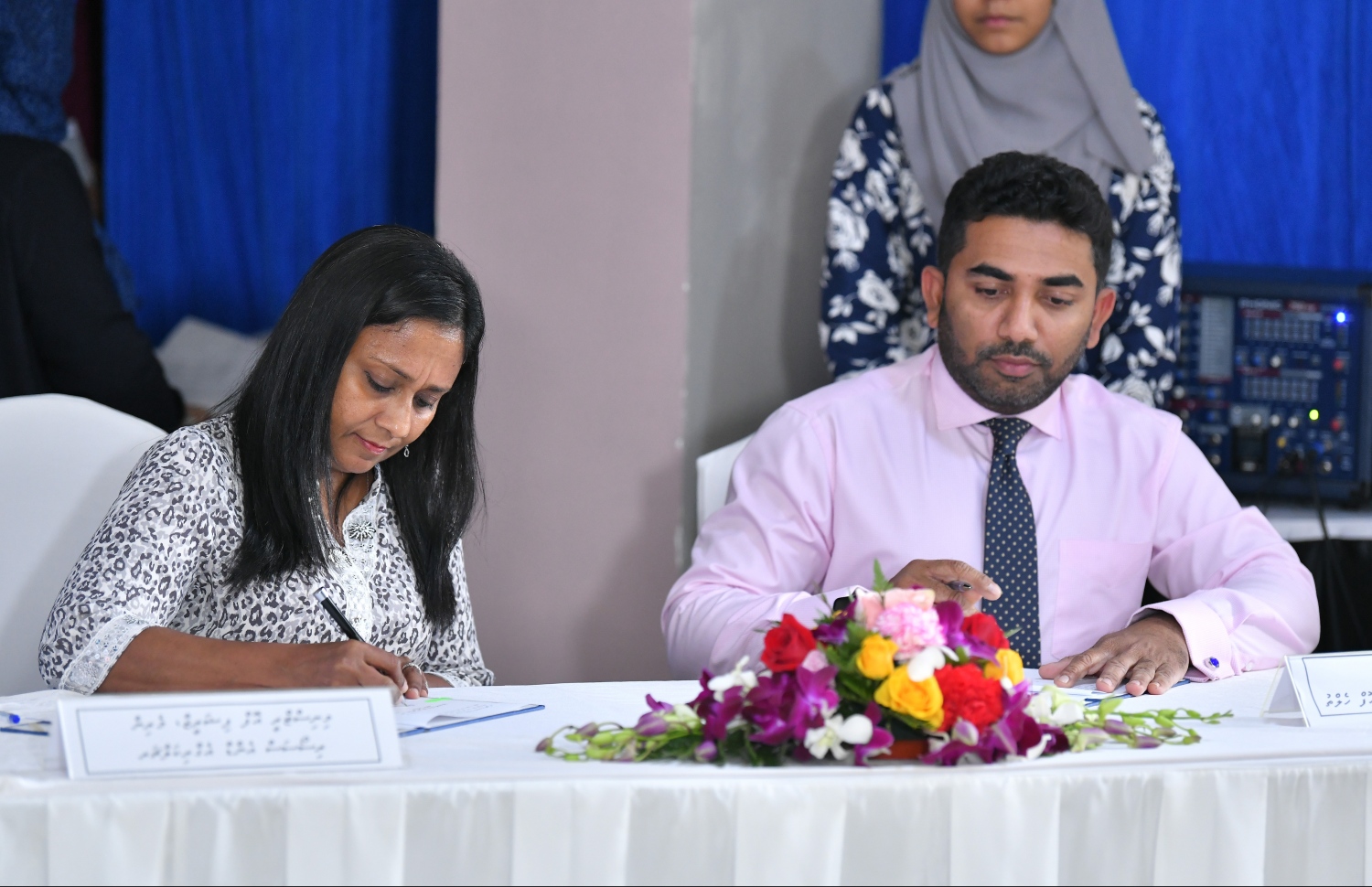 މާލެ: ޑިސެމްބަރު 31، 2018- ރާއްޖޭގައި ބަލި ފަތުރާ ޖަނަވާރާއި މަދިރި މަދުކުރުމުގެ ޕްރޮގްރާމްގައި ހެލްތު މިނިސްޓަރު އަބްދުﷲ އަމީން (ކ) އާއި ފިޝަރީޒް، އެގްރިކަލްޗަރު މިނިސްޓަރު ޒަހާ ވަހީދު މިއަދު ސޮއިކުރައްވަނީ.---ފޮޓޯ: ހުސައިން ވަހީދު/މިހާރު