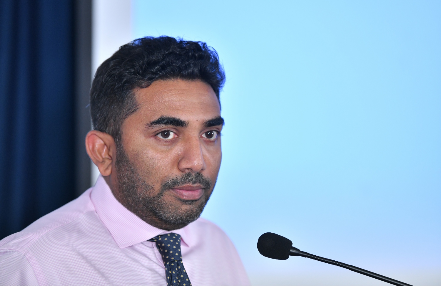 މާލެ: ޑިސެމްބަރު 31، 2018- ރާއްޖޭގައި ބަލި ފަތުރާ ޖަނަވާރާއި މަދިރި މަދުކުރުމުގެ ޕްރޮގްރާމް ފެށުމުގެ ރަސްމިއްޔާތުގައި ހެލްތު މިނިސްޓަރު އަބްދުﷲ އަމީން މިއަދު ވާހަކަ ދައްކަވަނީ: މިއަދުގެ ރަސްމިއްޔާތުގައި މިނިސްޓަރު އަމީން ވިދާޅުވީ، ޑެންގީ މަދިރި ރާއްޖެއިން މަދުކުރުމަށް އެންމެ ޒަމާނީ ހޯދުންތައް ތައާރަފުކޮށް، ބަލި ފަތުރާ ސޫފާސޫފި ދެނެގަނެ އެ ތަކެތި މަދުކުރުމަށް ފަހުގެ ދިރާސާތަކާ އެކު މަސައްކަތް ކުރުން މި ޕްރޮގްރާމްގައި ހިމެނޭ ކަމަށް.---ފޮޓޯ: ހުސައިން ވަހީދު/މިހާރު