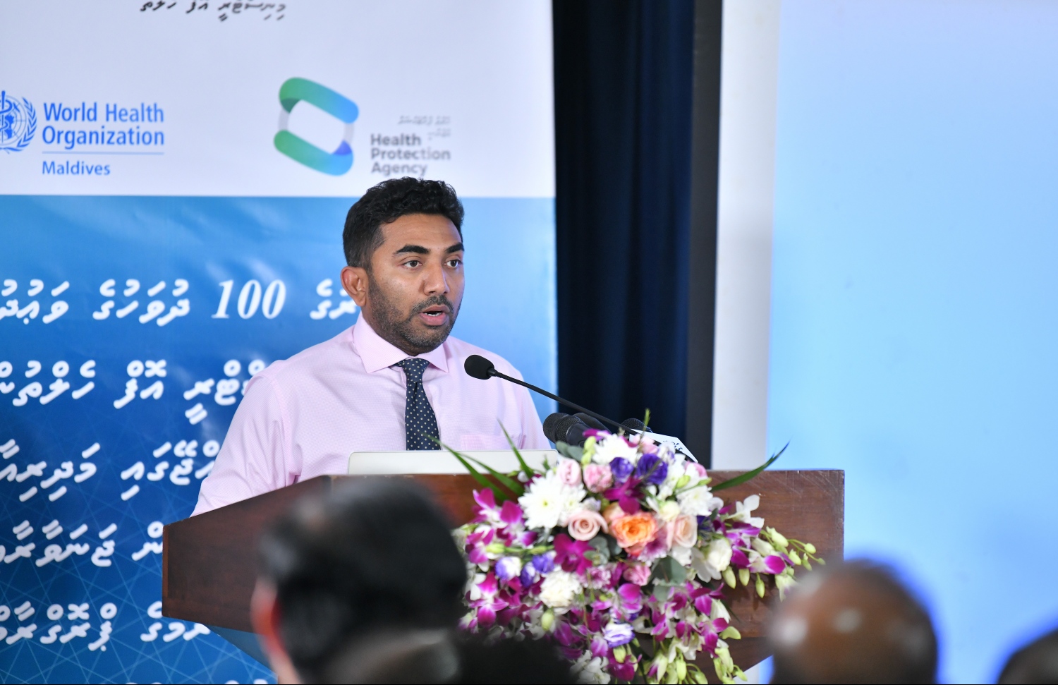 މާލެ: ޑިސެމްބަރު 31، 2018- ރާއްޖޭގައި ބަލި ފަތުރާ ޖަނަވާރާއި މަދިރި މަދުކުރުމުގެ ޕްރޮގްރާމް ފެށުމުގެ ރަސްމިއްޔާތުގައި ހެލްތު މިނިސްޓަރު އަބްދުﷲ އަމީން މިއަދު ވާހަކަ ދައްކަވަނީ: މިއަދުގެ ރަސްމިއްޔާތުގައި މިނިސްޓަރު އަމީން ވިދާޅުވީ، ޑެންގީ މަދިރި ރާއްޖެއިން މަދުކުރުމަށް އެންމެ ޒަމާނީ ހޯދުންތައް ތައާރަފުކޮށް، ބަލި ފަތުރާ ސޫފާސޫފި ދެނެގަނެ އެ ތަކެތި މަދުކުރުމަށް ފަހުގެ ދިރާސާތަކާ އެކު މަސައްކަތް ކުރުން މި ޕްރޮގްރާމްގައި ހިމެނޭ ކަމަށް.---ފޮޓޯ: ހުސައިން ވަހީދު/މިހާރު