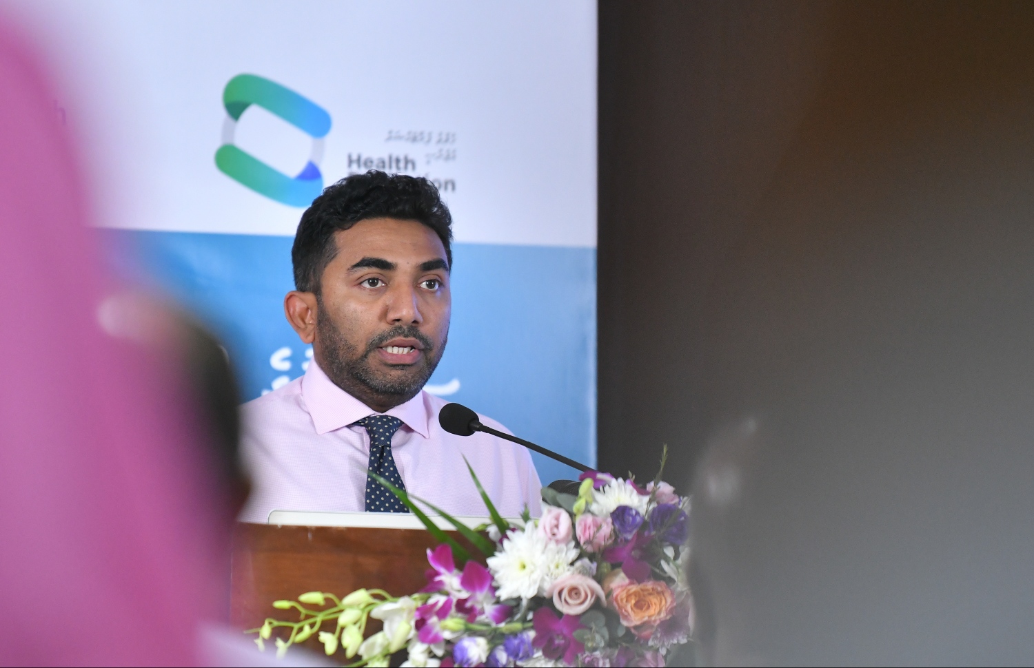 މާލެ: ޑިސެމްބަރު 31، 2018- ރާއްޖޭގައި ބަލި ފަތުރާ ޖަނަވާރާއި މަދިރި މަދުކުރުމުގެ ޕްރޮގްރާމް ފެށުމުގެ ރަސްމިއްޔާތުގައި ހެލްތު މިނިސްޓަރު އަބްދުﷲ އަމީން މިއަދު ވާހަކަ ދައްކަވަނީ: މިއަދުގެ ރަސްމިއްޔާތުގައި މިނިސްޓަރު އަމީން ވިދާޅުވީ، ޑެންގީ މަދިރި ރާއްޖެއިން މަދުކުރުމަށް އެންމެ ޒަމާނީ ހޯދުންތައް ތައާރަފުކޮށް، ބަލި ފަތުރާ ސޫފާސޫފި ދެނެގަނެ އެ ތަކެތި މަދުކުރުމަށް ފަހުގެ ދިރާސާތަކާ އެކު މަސައްކަތް ކުރުން މި ޕްރޮގްރާމްގައި ހިމެނޭ ކަމަށް.---ފޮޓޯ: ހުސައިން ވަހީދު/މިހާރު