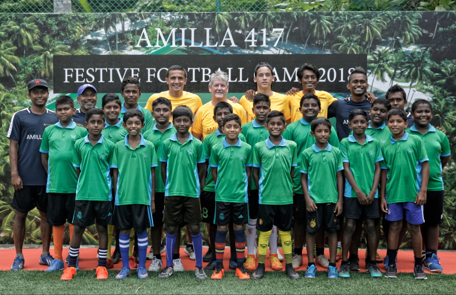 އަމިއްލަފުށީގައި ކުރިއަށްދިޔަ ކޭމްޕްގައި ބައިވެރިވި ކުދިންނާއި ކޯޗުން ފޮޓޯއަކަށް ހުއްޓިގެން.-- ފޮޓޯ: އަމާނީ އަބްދުﷲ/ މިހާރު