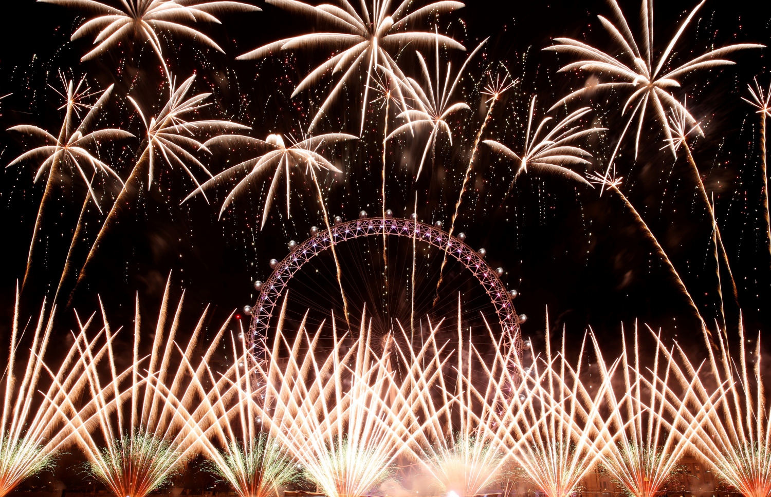 އާ އަހަރު ފާހަގަ ކުރުމަށް ލަންޑަނުގައި ހަވާ އަރުވަނީ. --ފޮޓޯ:އޭއެފްޕީ