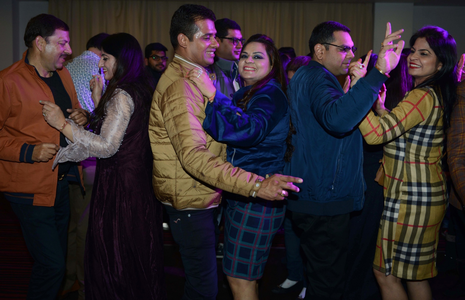 އާ އަހަރު ފާހަގަ ކުރުމަށް އިންޑިއާގެ އަމްރިސާގައި ޕާޓީއެއް ބާއްވަނީ. --ފޮޓޯ:އޭއެފްޕީ