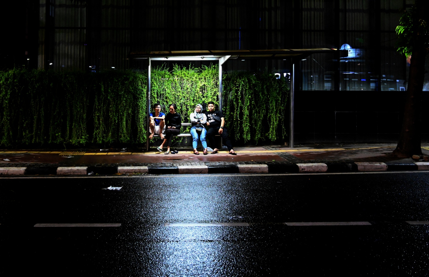 އާ އަހަރަށް މަރުހަބާ ކިޔުމަށް އިންޑޮނީޝިއާގެ ބަޔަކު ތައްޔާރުވެގެން. --ފޮޓޯ:އޭއެފްޕީ